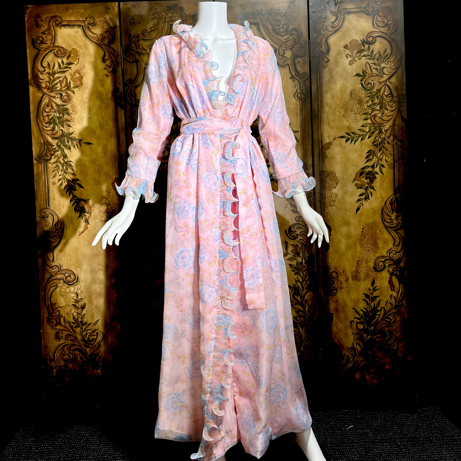 PERFECT NEGLIGEE, vintage 1960s dressing gown, soft pink & blue floral house coat lounging robe