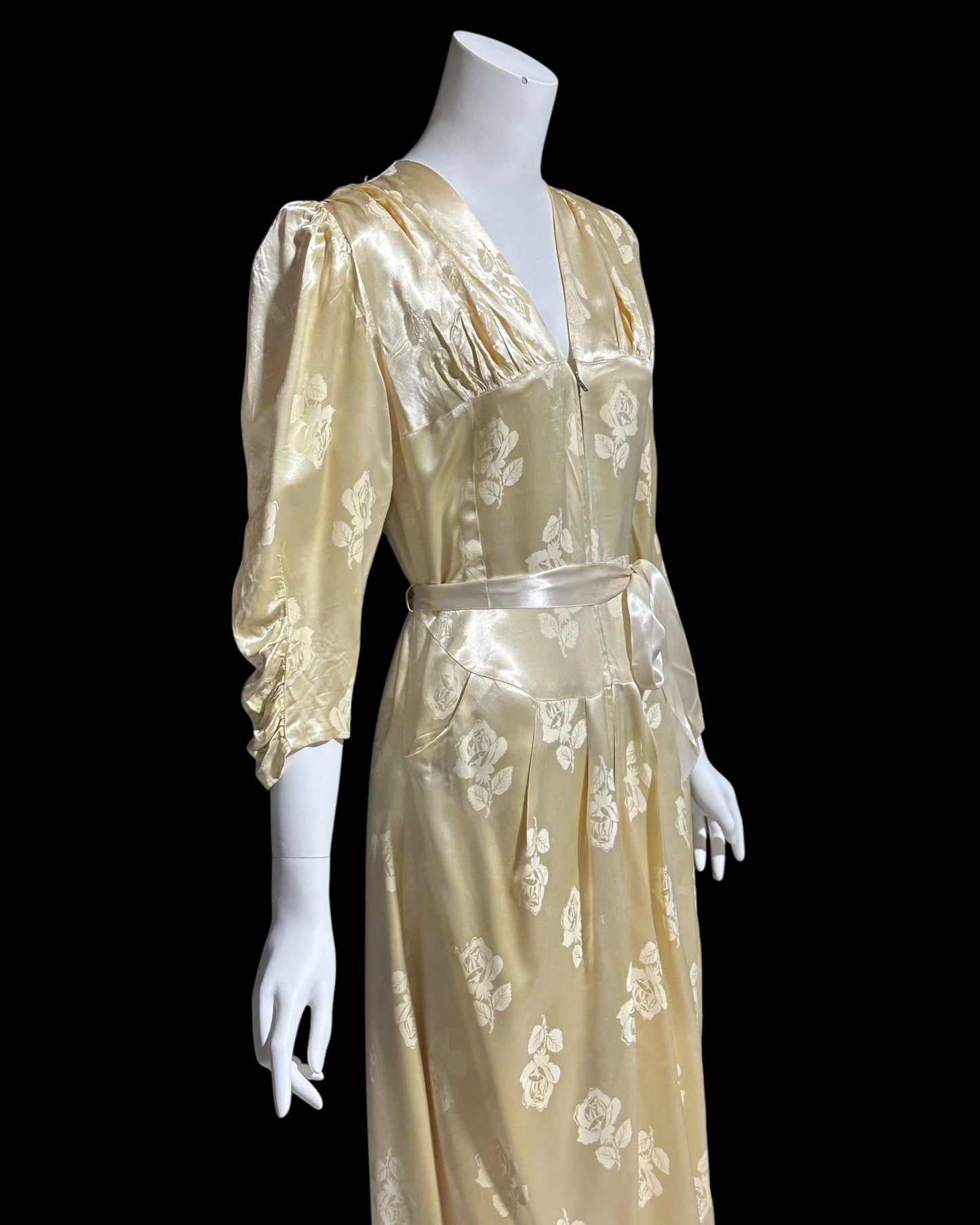 LINDA's LOS ANGELES vintage 1940s dressing gown, shiny candlelight embossed roses