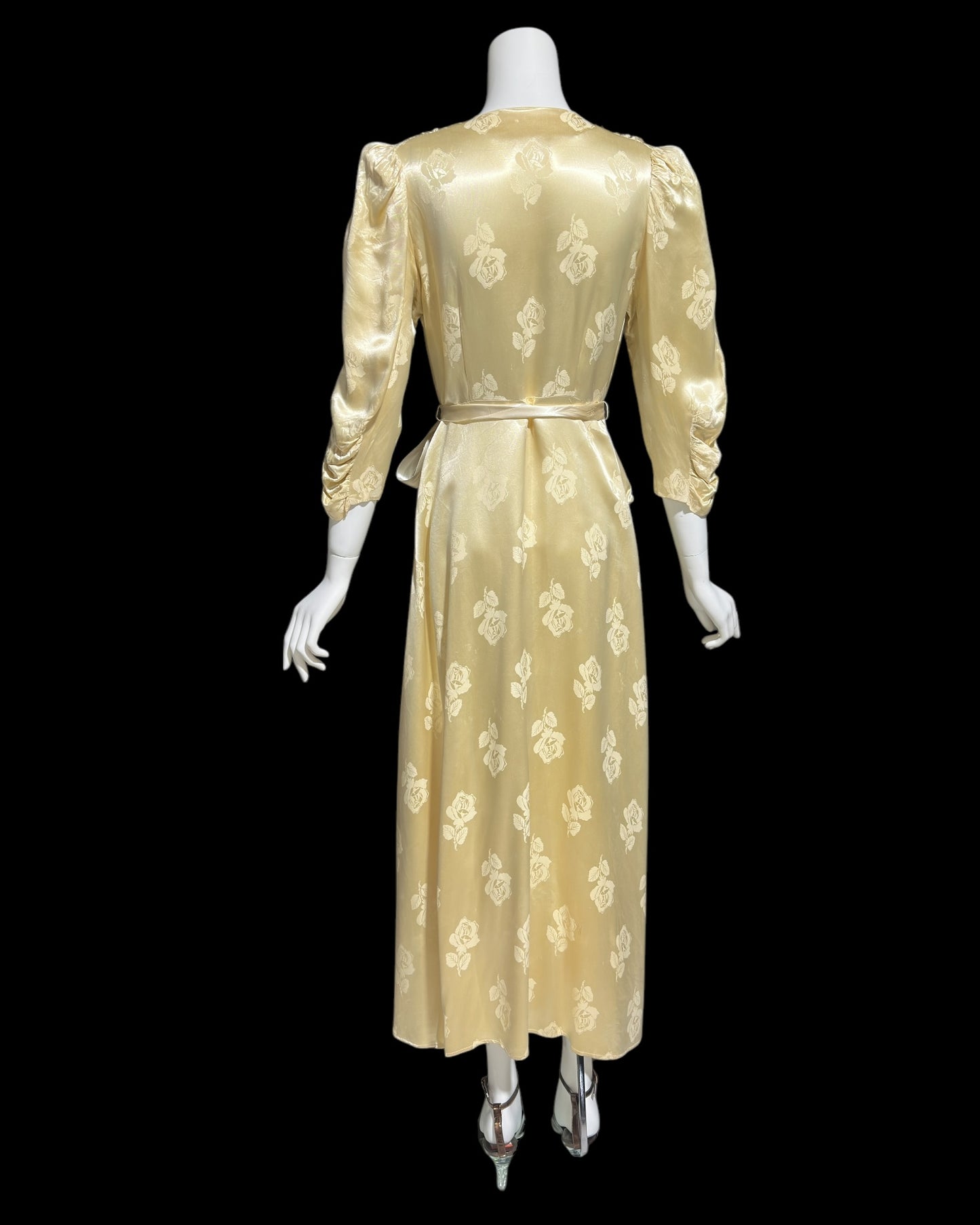 LINDA's LOS ANGELES vintage 1940s dressing gown, shiny candlelight embossed roses