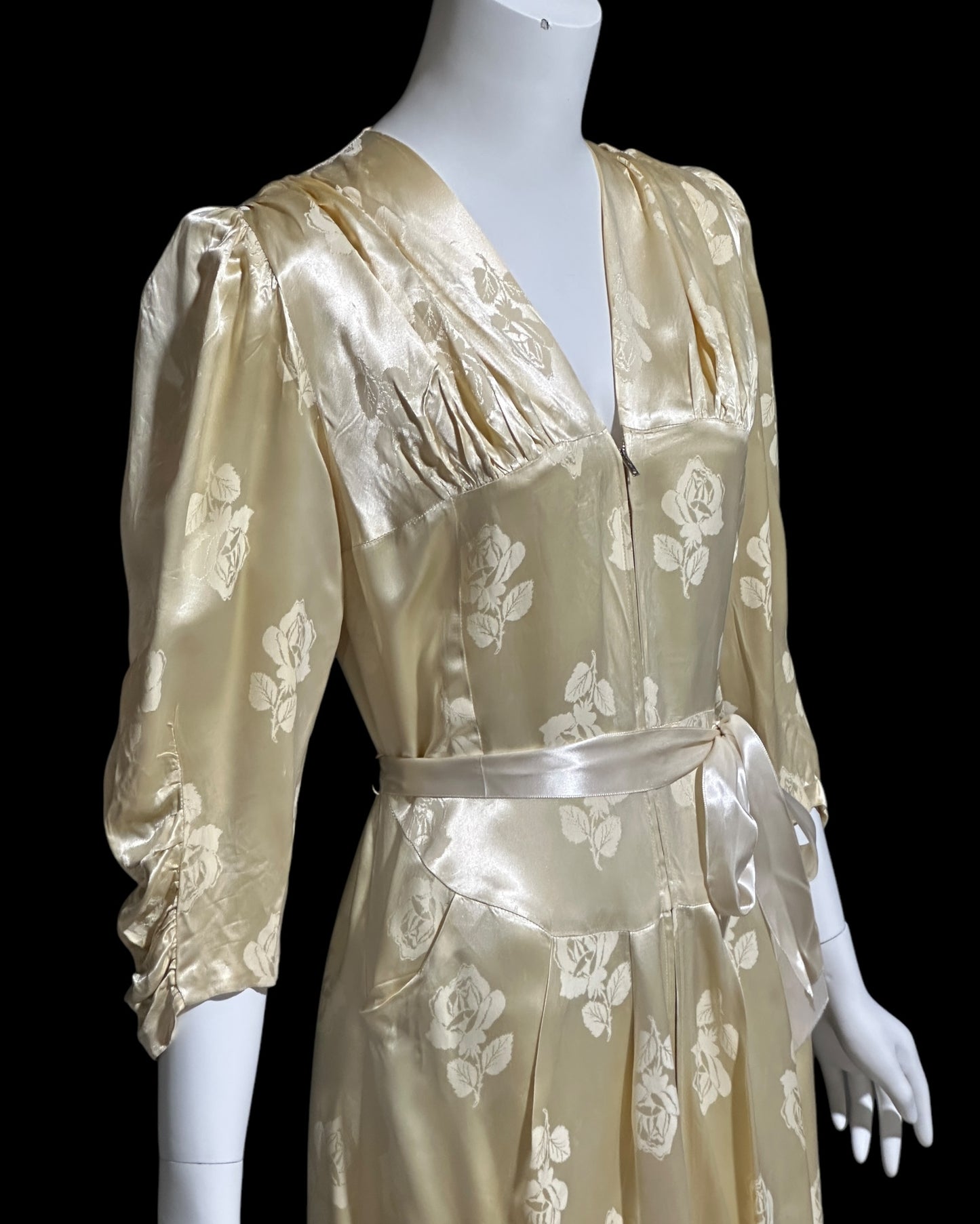 LINDA's LOS ANGELES vintage 1940s dressing gown, shiny candlelight embossed roses