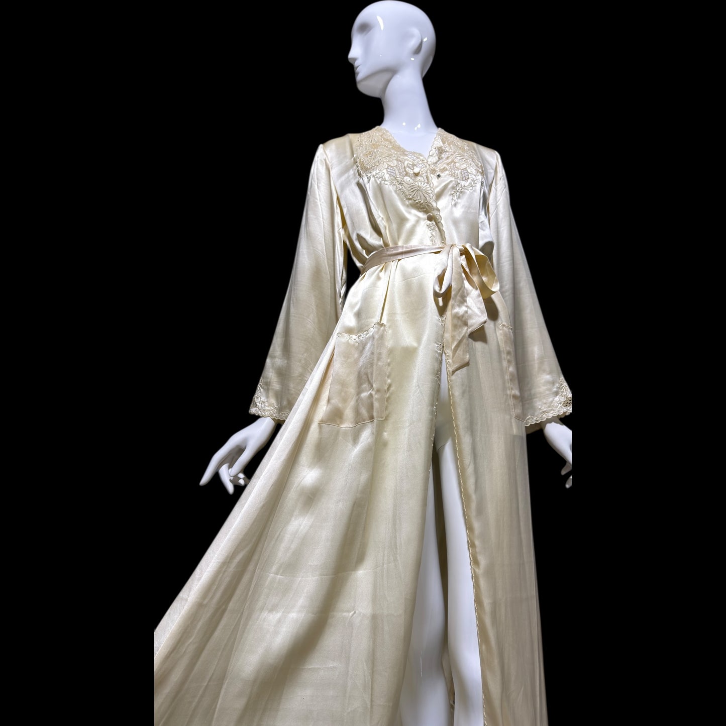 PEONY vintage 1950s dressing gown robe, 100% silk creamy white embroidered robe house coat