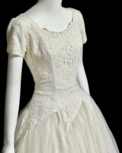 1950s vintage wedding dress, white tulle and lace cupcake full length bridal ball gown with full skirt