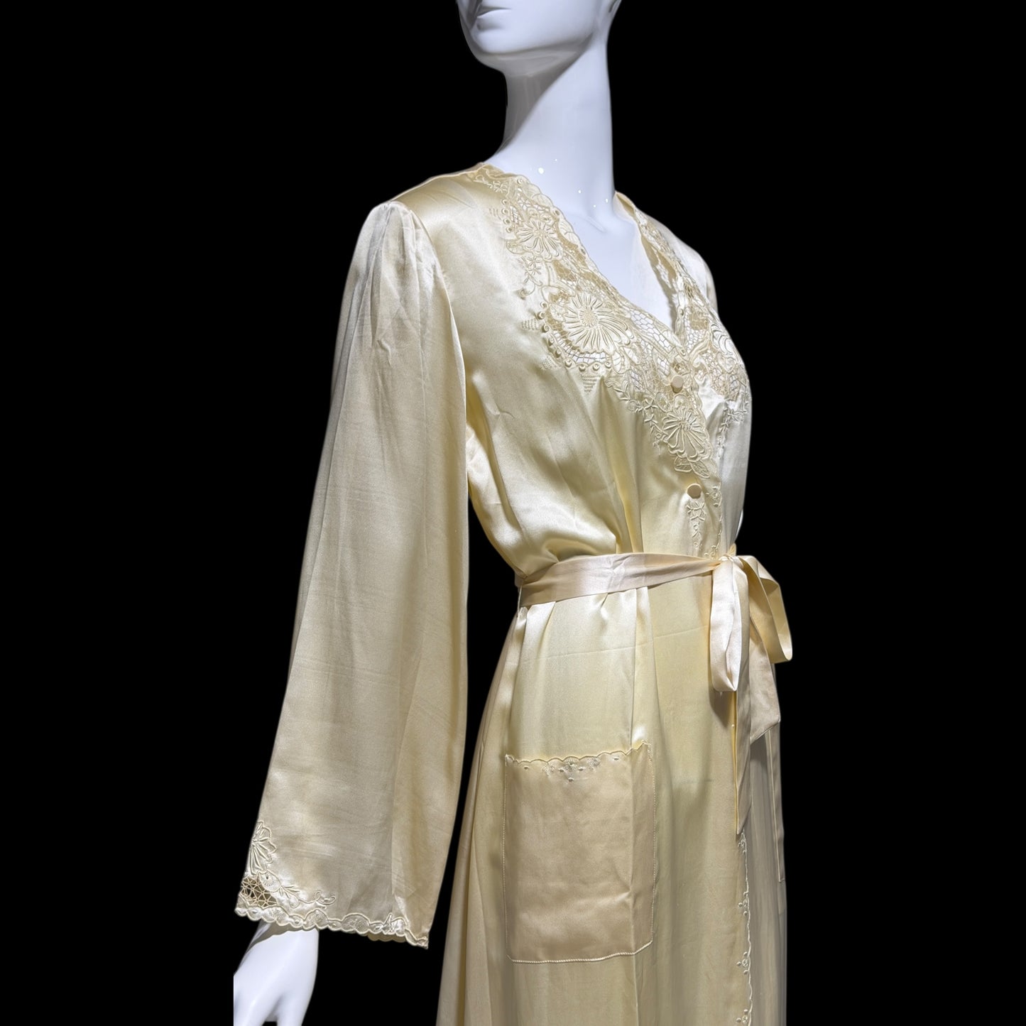PEONY vintage 1950s dressing gown robe, 100% silk creamy white embroidered robe house coat