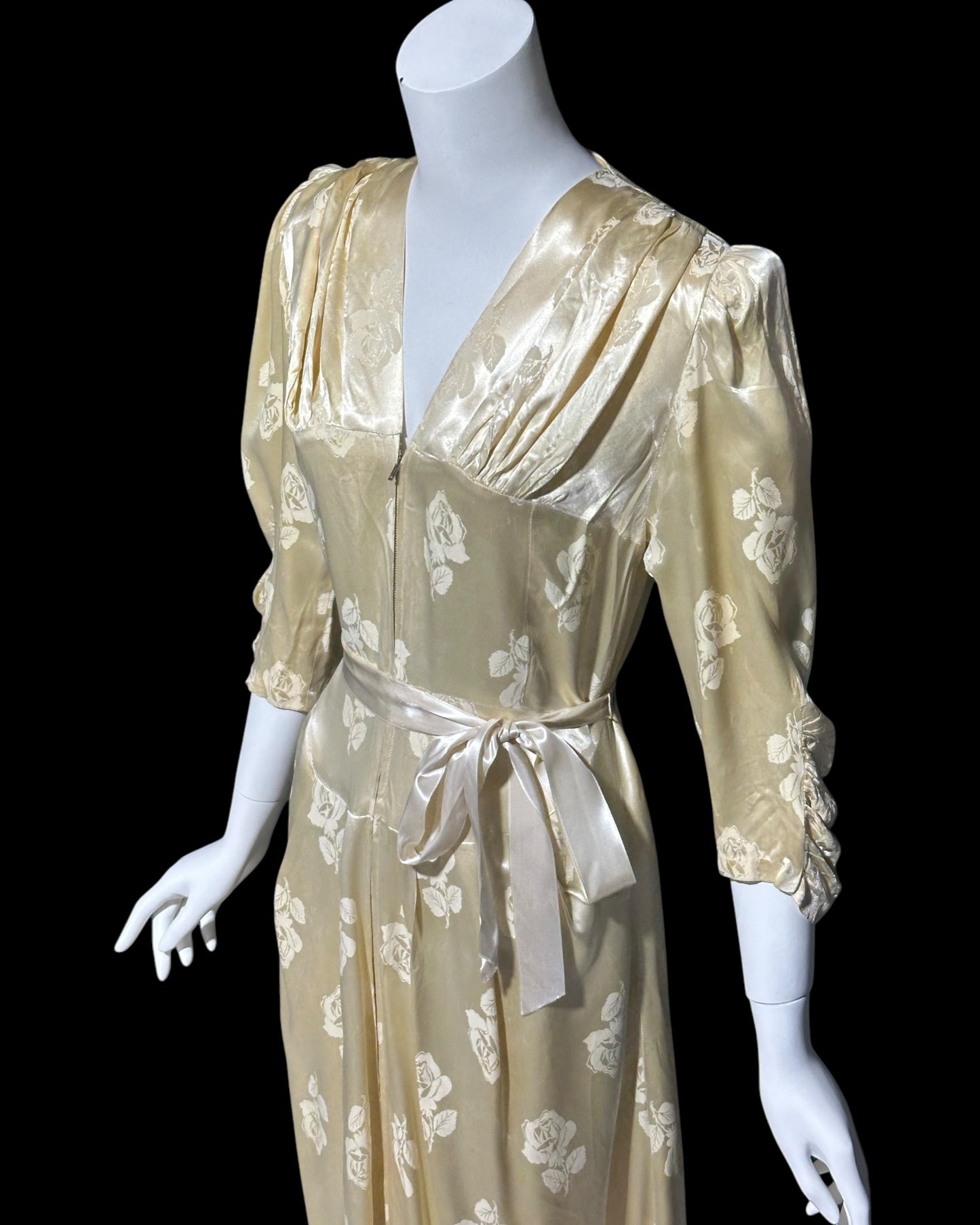 LINDA's LOS ANGELES vintage 1940s dressing gown, shiny candlelight embossed roses