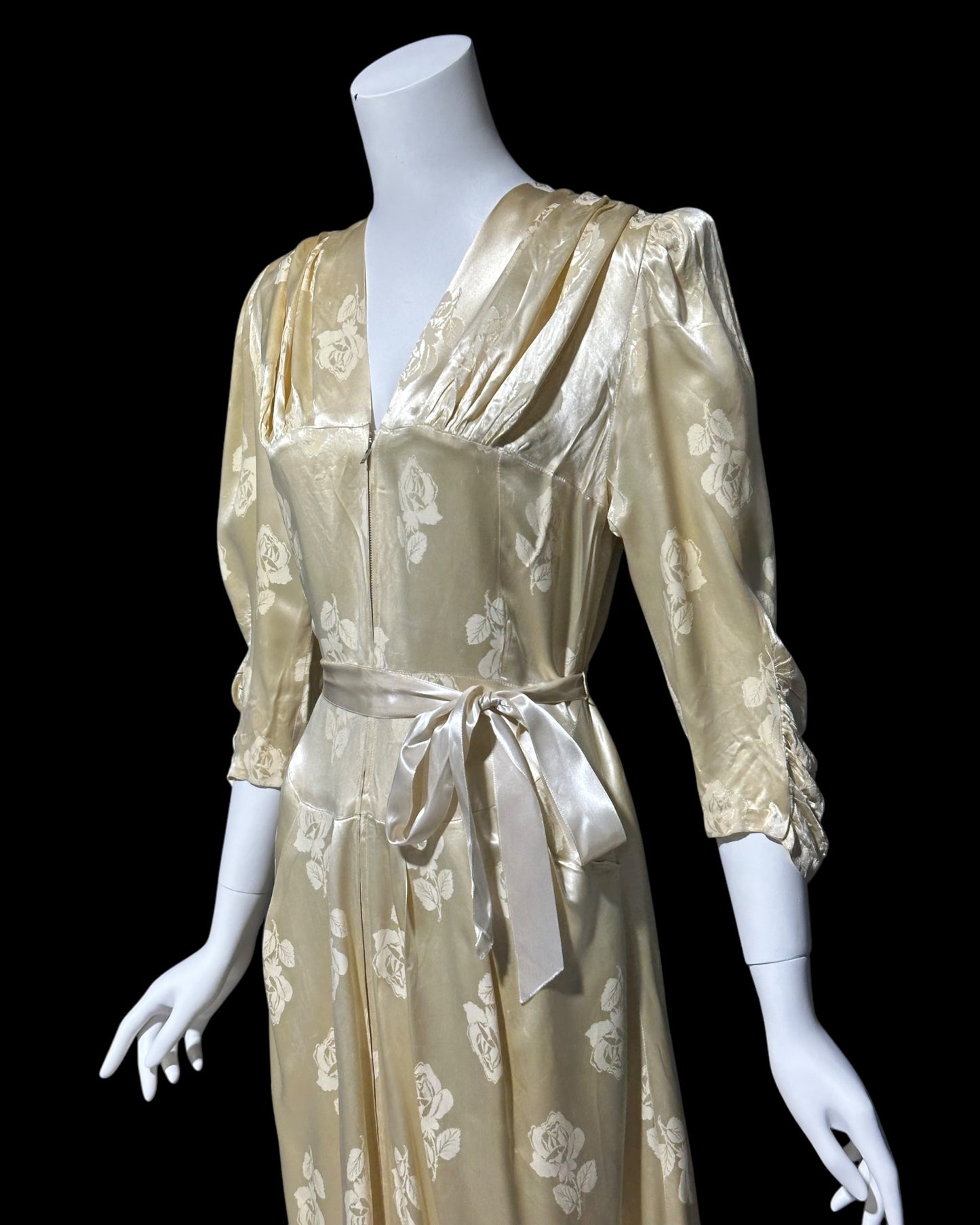 LINDA's LOS ANGELES vintage 1940s dressing gown, shiny candlelight embossed roses