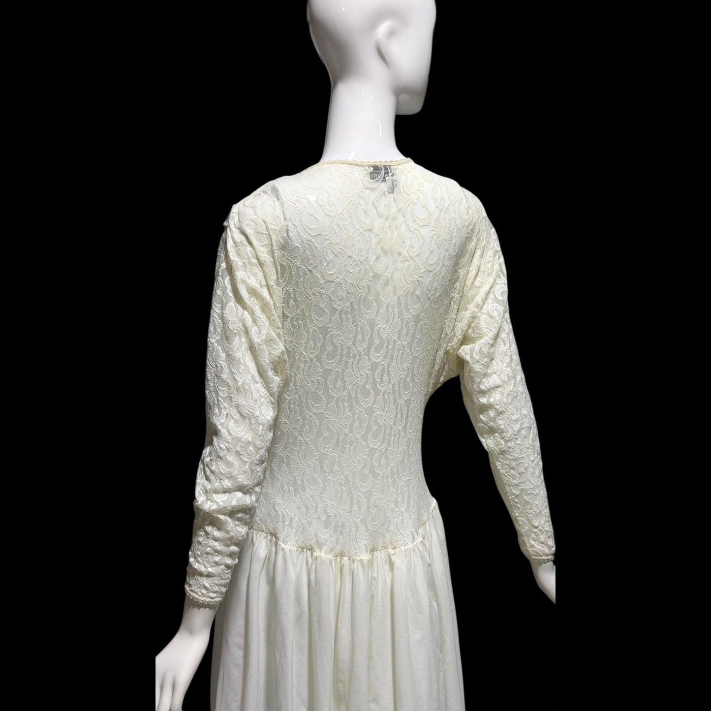 NATORI Saks, vintage dressing gown robe, 1980s Sheer white lace tie front house coat