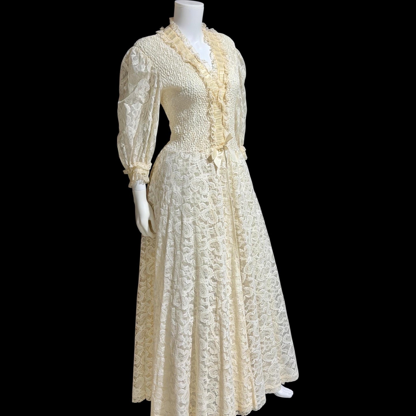 ODETTE BARSA vintage dressing gown robe, 1950s white smocked elastic bridal housecoat, Large