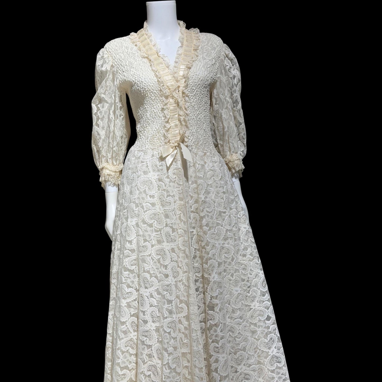 ODETTE BARSA vintage dressing gown robe, 1950s white smocked elastic bridal housecoat, Large