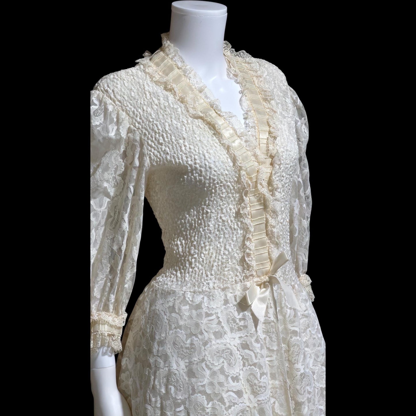 ODETTE BARSA vintage dressing gown robe, 1950s white smocked elastic bridal housecoat, Large