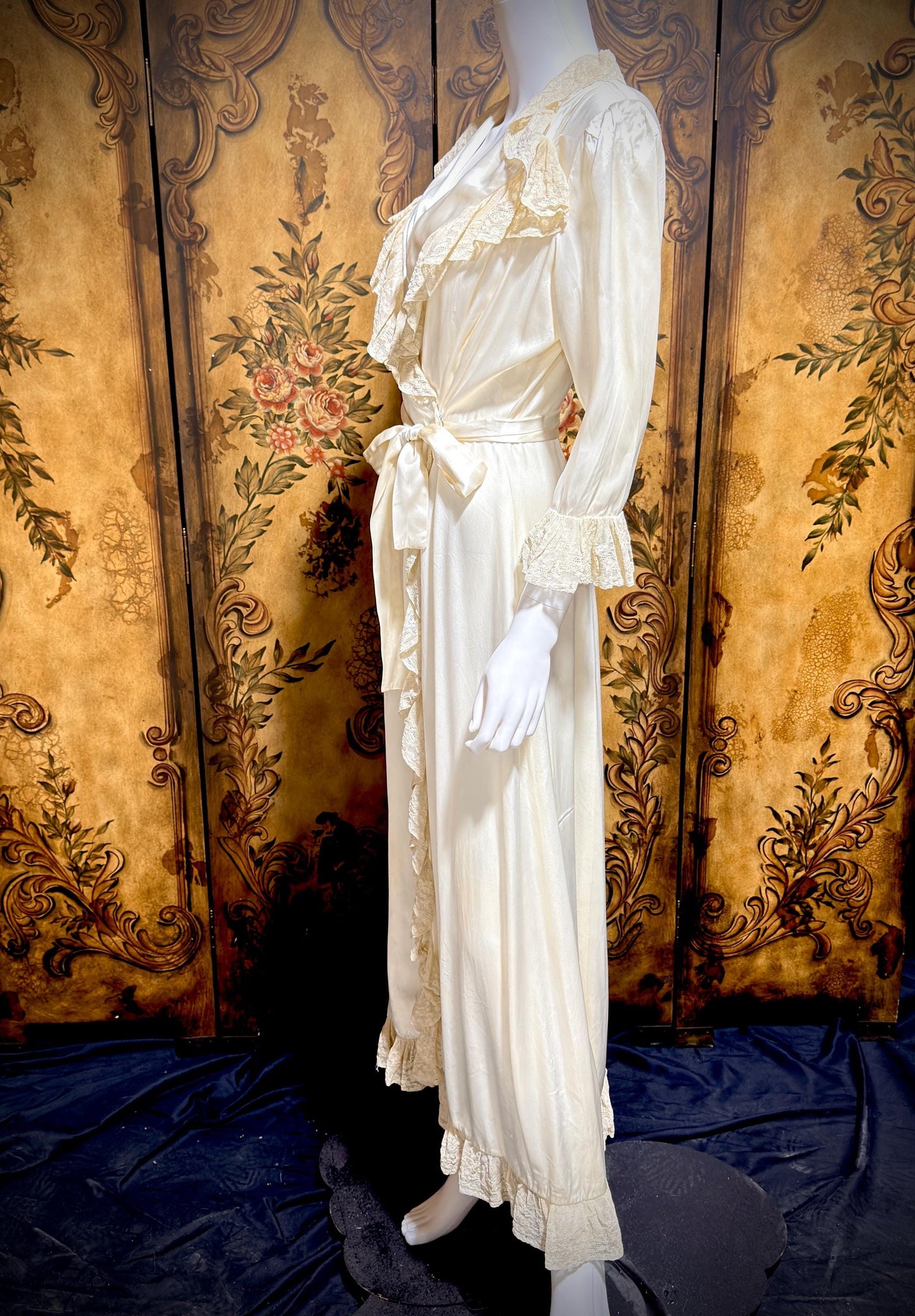1930s 40s Vintage Dressing Gown Robe, Shiny Liquid Satin Lace Loungewear Robe