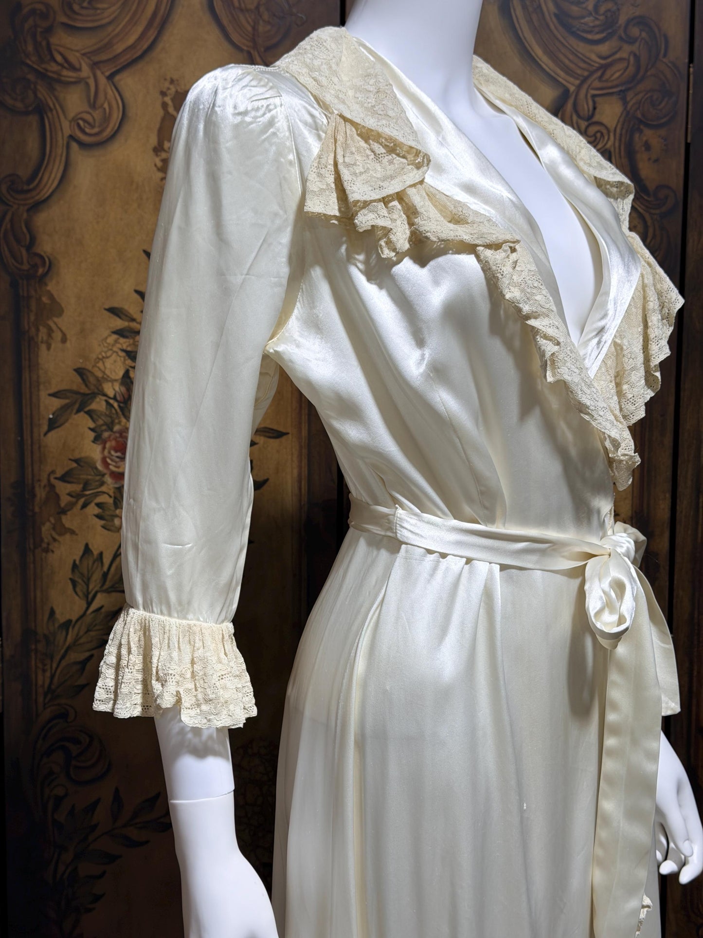1930s 40s Vintage Dressing Gown Robe, Shiny Liquid Satin Lace Loungewear Robe