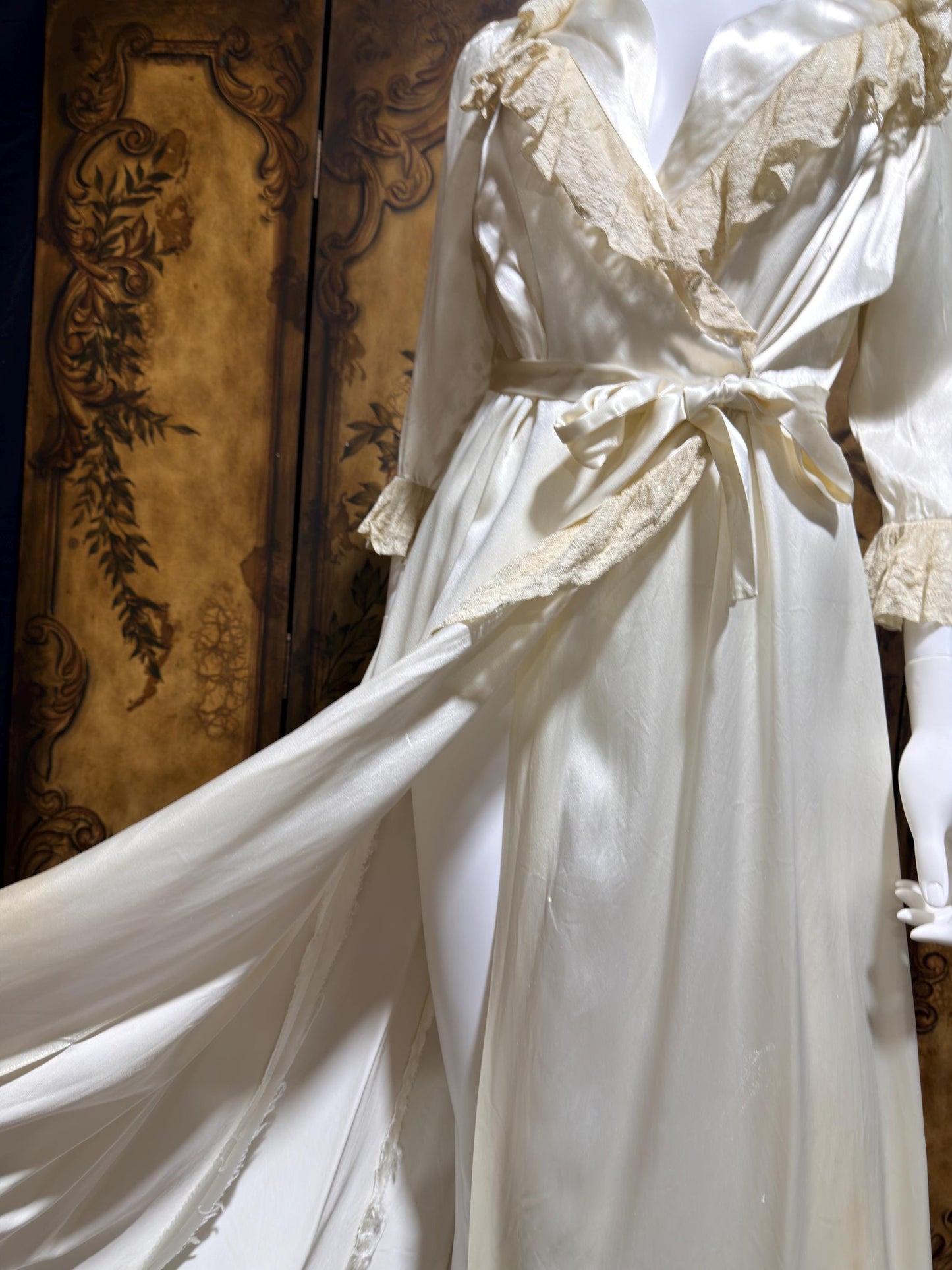 1930s 40s Vintage Dressing Gown Robe, Shiny Liquid Satin Lace Loungewear Robe