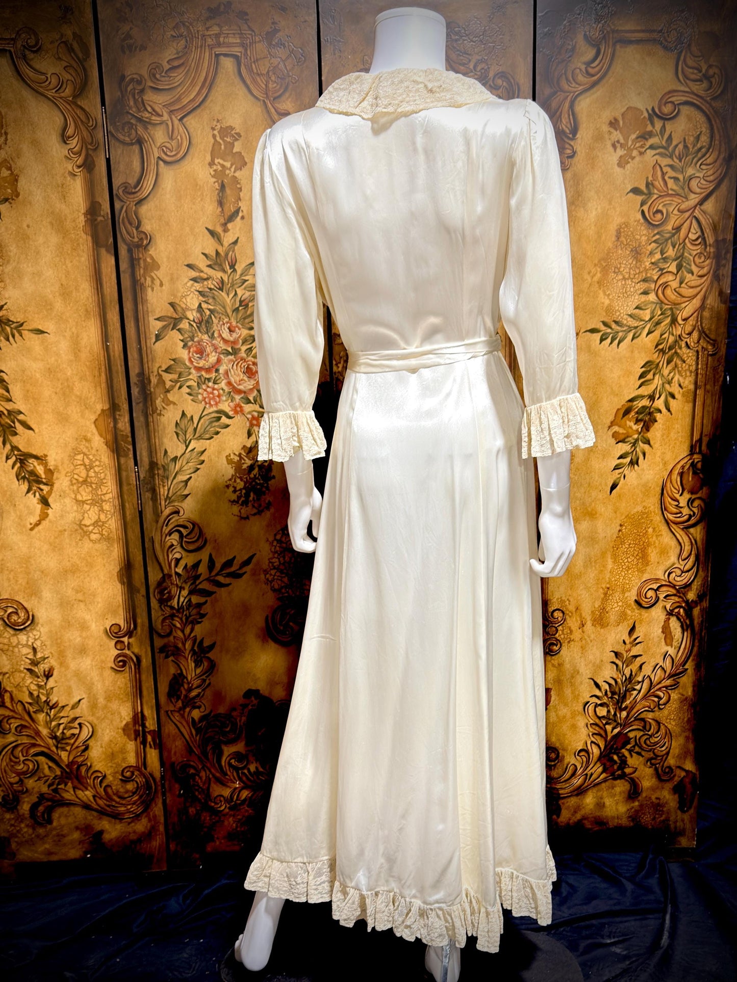 1930s 40s Vintage Dressing Gown Robe, Shiny Liquid Satin Lace Loungewear Robe