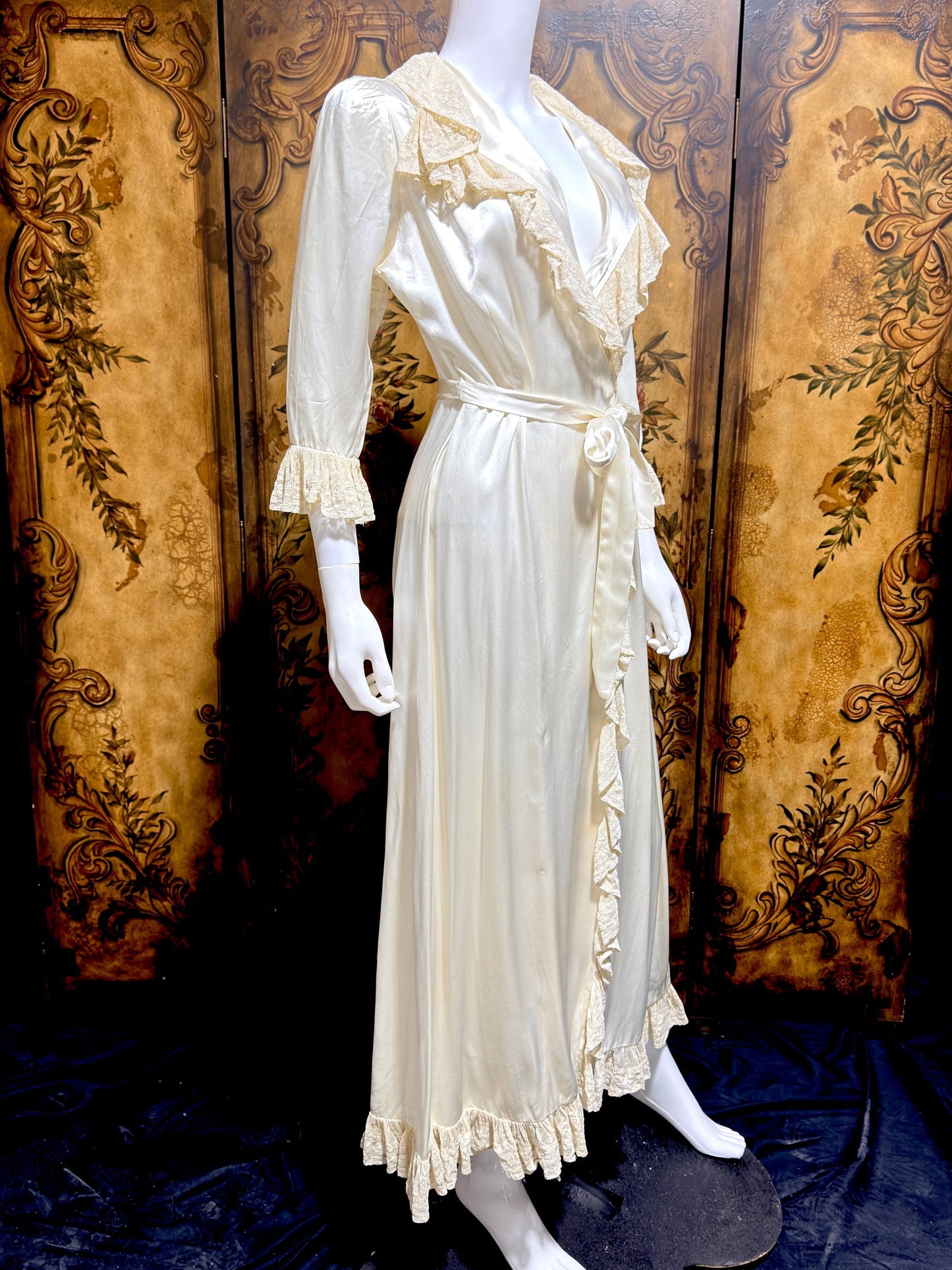 1930s 40s Vintage Dressing Gown Robe, Shiny Liquid Satin Lace Loungewear Robe
