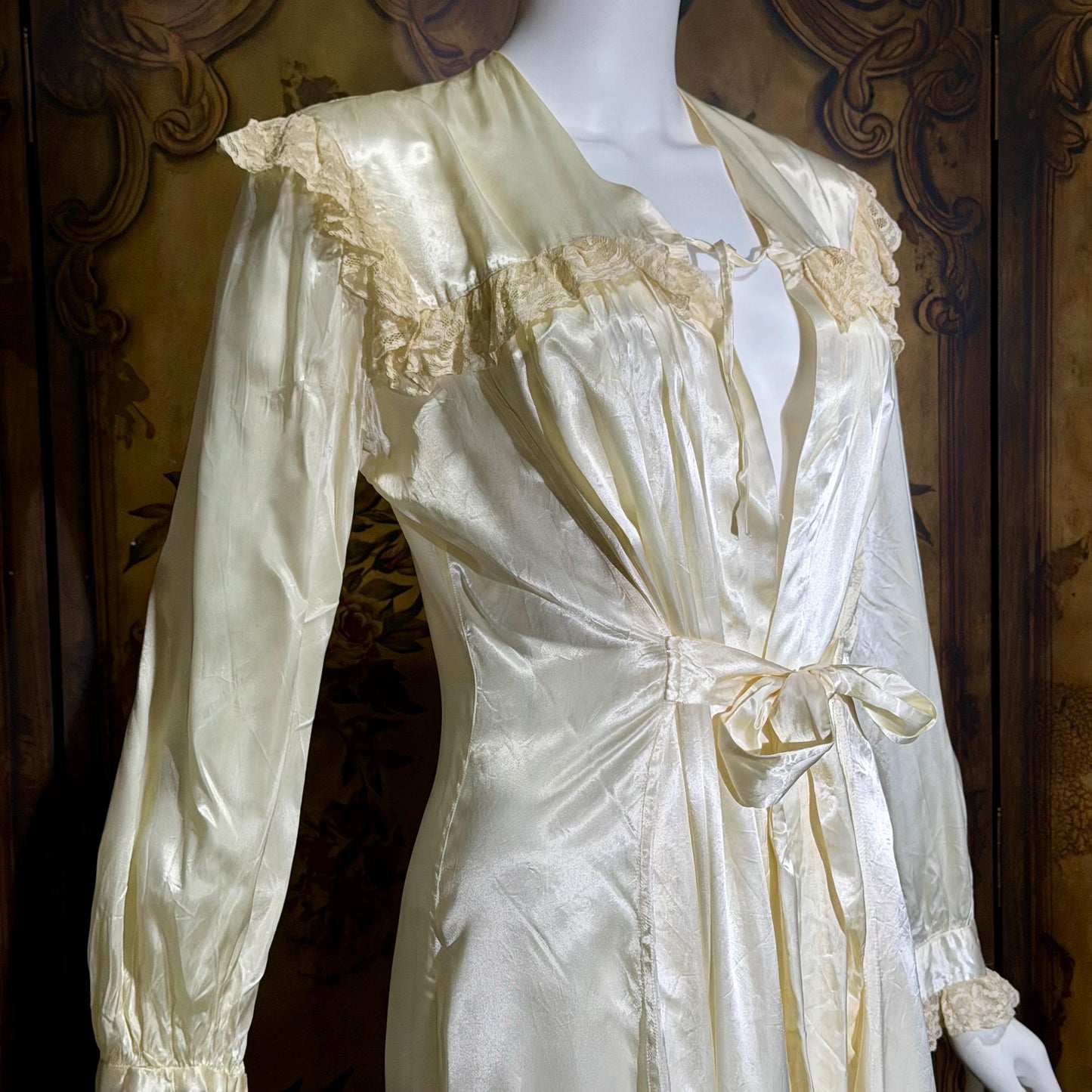 1930s Vintage 1940s Dressing Gown Robe, Shiny Liquid Satin Lace Loungewear Robe