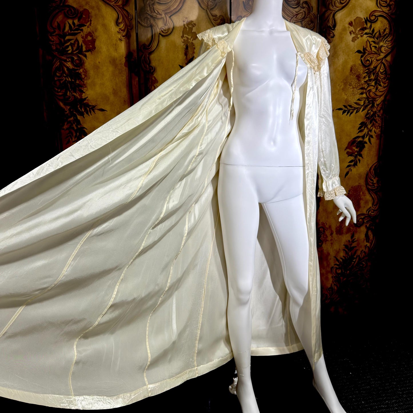 1930s Vintage 1940s Dressing Gown Robe, Shiny Liquid Satin Lace Loungewear Robe