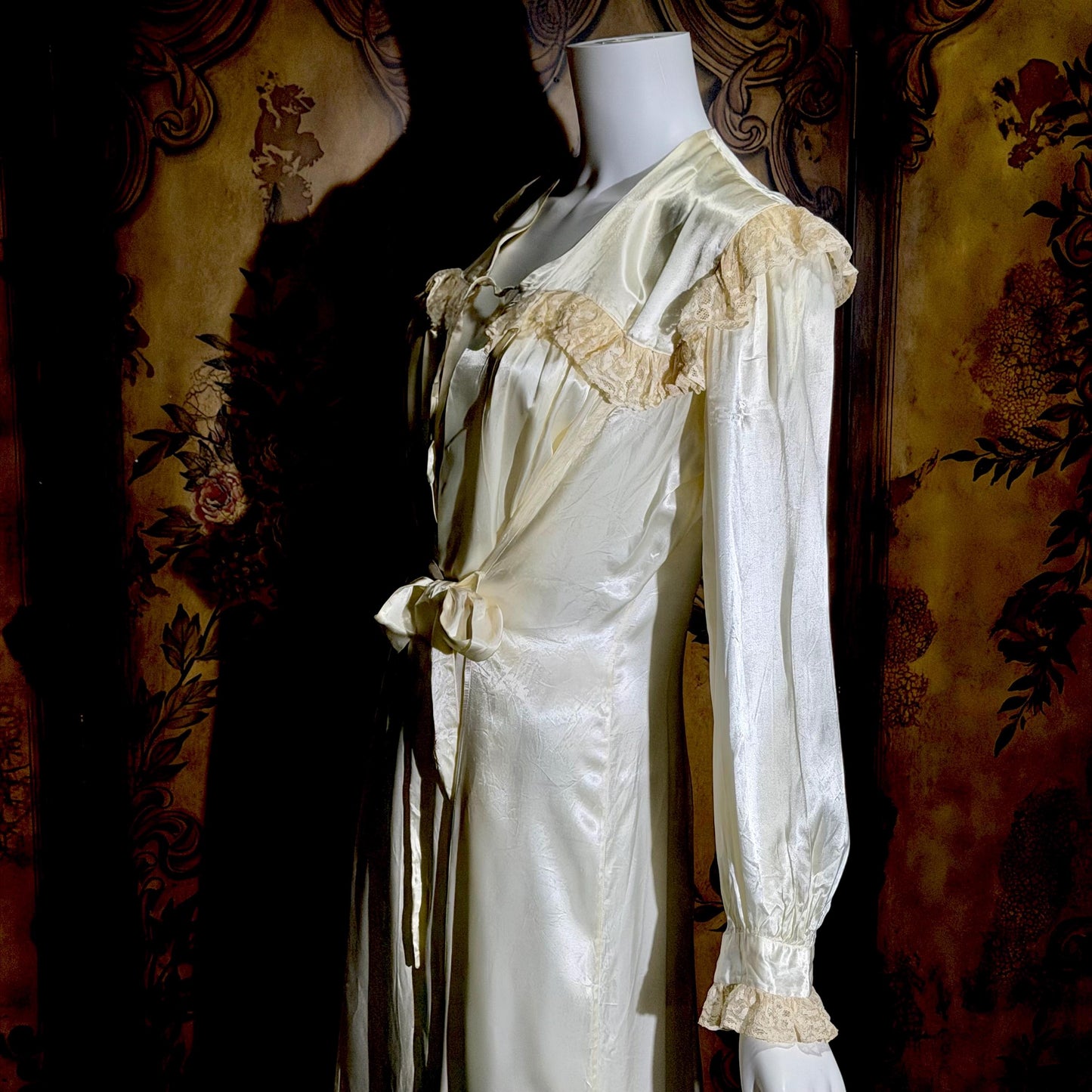 1930s Vintage 1940s Dressing Gown Robe, Shiny Liquid Satin Lace Loungewear Robe