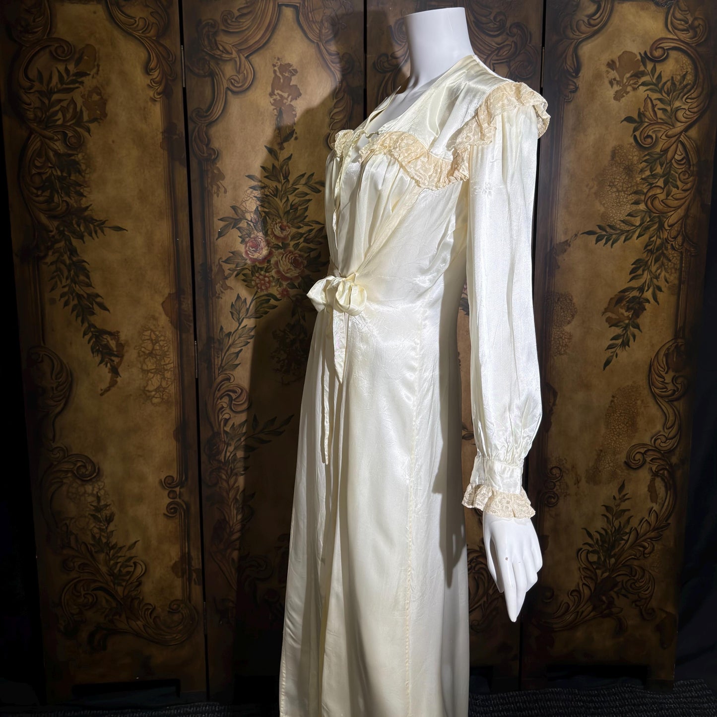 1930s Vintage 1940s Dressing Gown Robe, Shiny Liquid Satin Lace Loungewear Robe