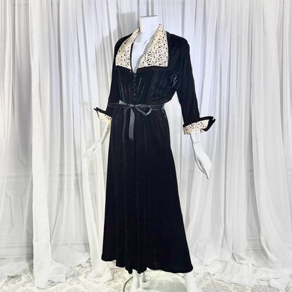 1940s Vintage Dressing Gown Robe, Black velvet maxi length hostess gown