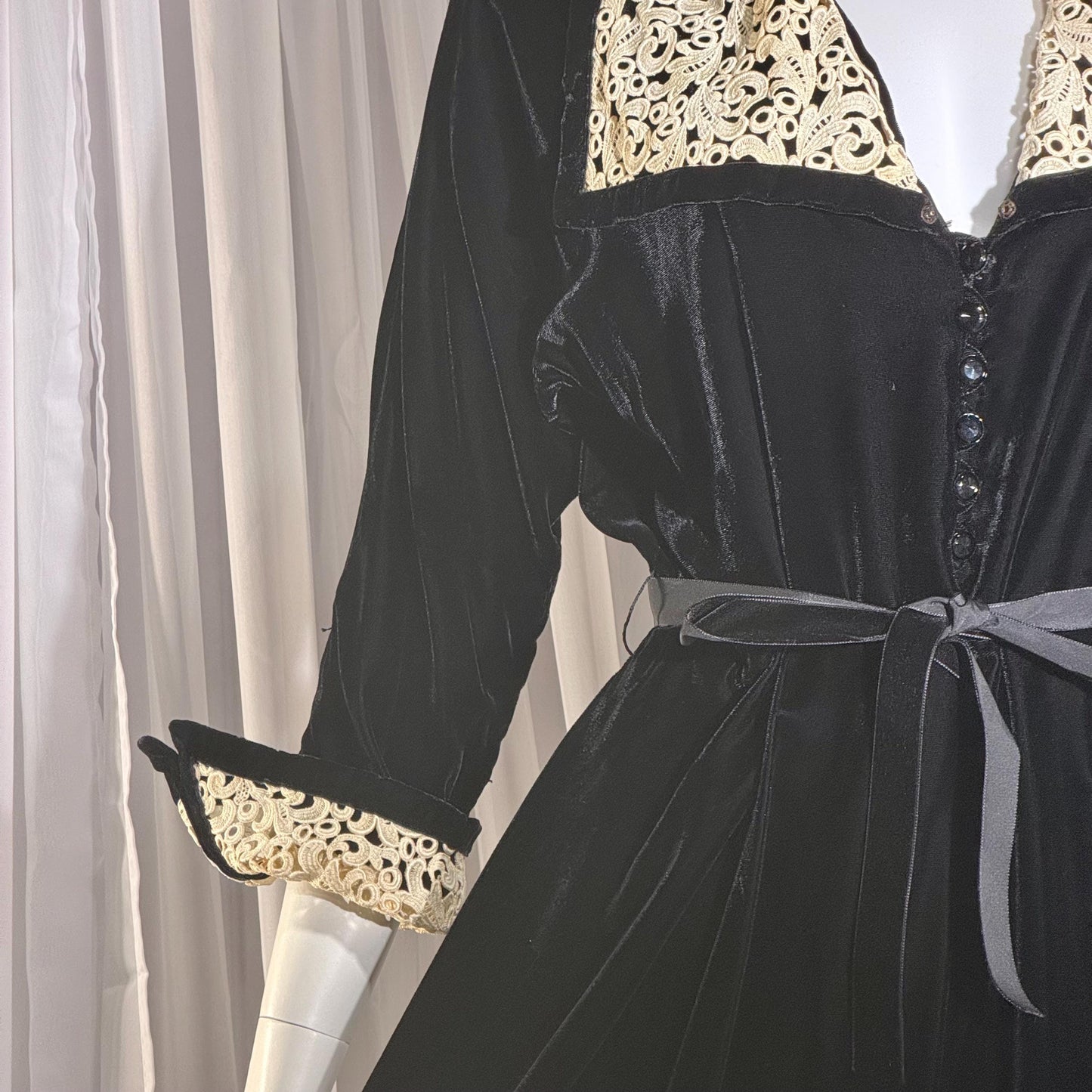 1940s Vintage Dressing Gown Robe, Black velvet maxi length hostess gown