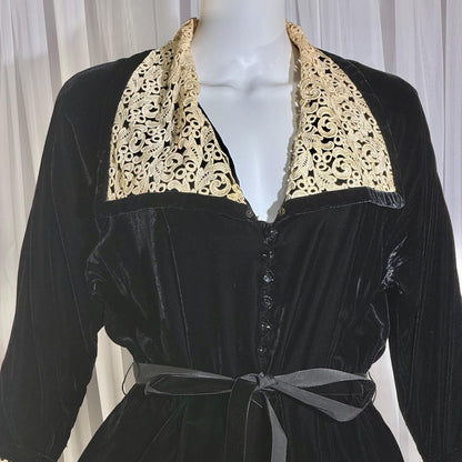 1940s Vintage Dressing Gown Robe, Black velvet maxi length hostess gown
