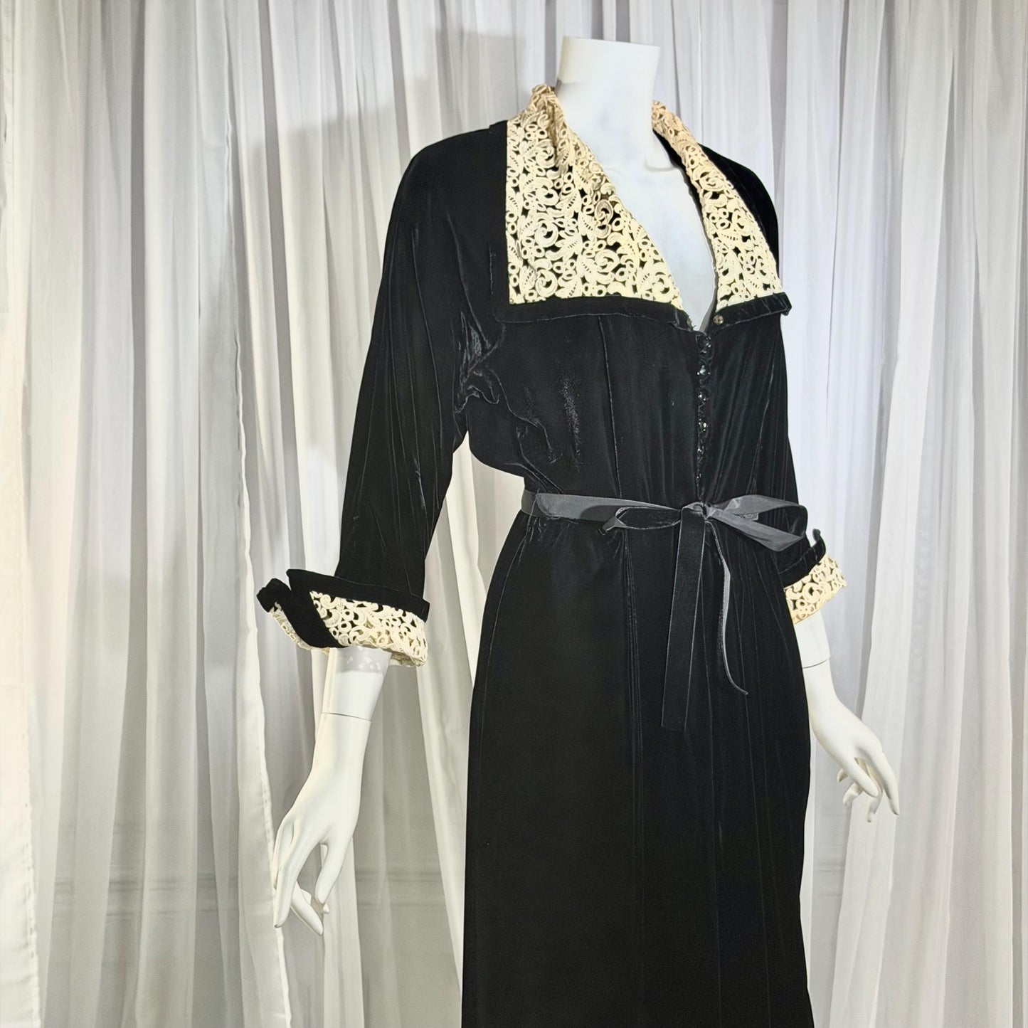 1940s Vintage Dressing Gown Robe, Black velvet maxi length hostess gown