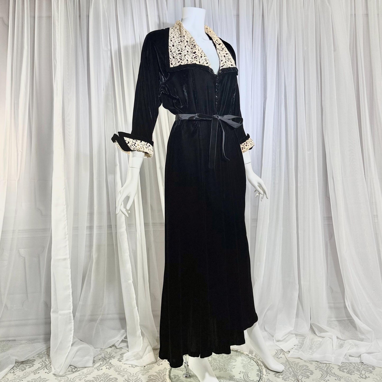 1940s Vintage Dressing Gown Robe, Black velvet maxi length hostess gown
