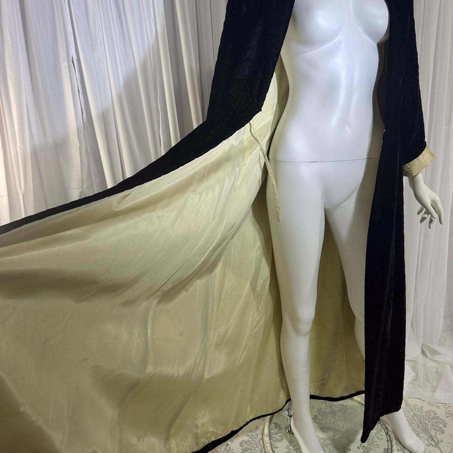 1940s Vintage Dressing Gown Robe, Black quilted velvet full length Housecoat