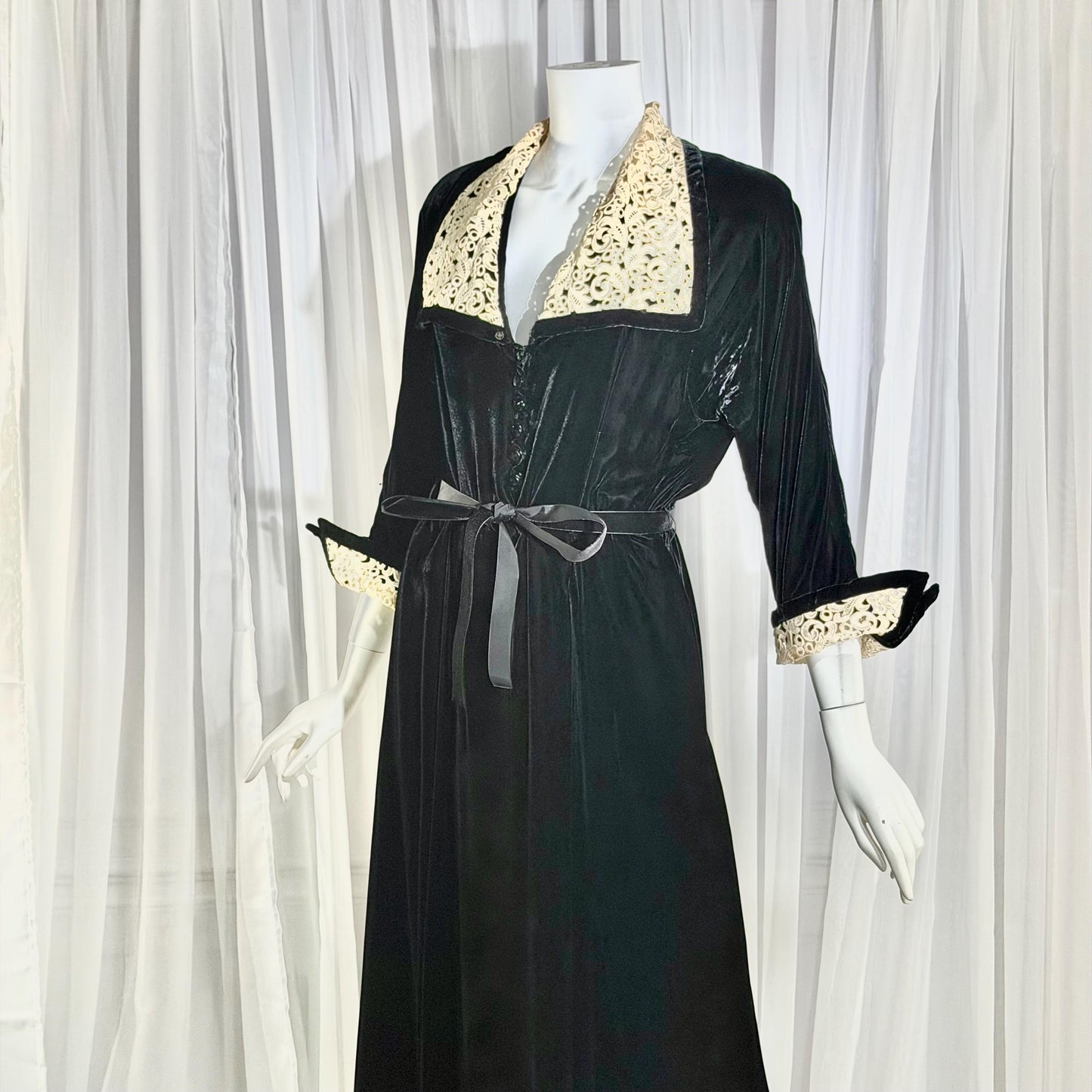 1940s Vintage Dressing Gown Robe, Black velvet maxi length hostess gown