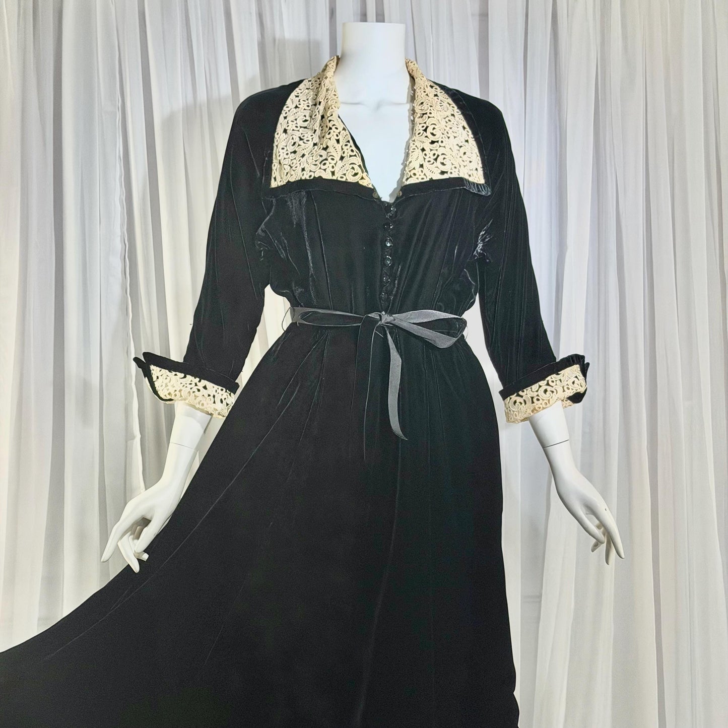 1940s Vintage Dressing Gown Robe, Black velvet maxi length hostess gown