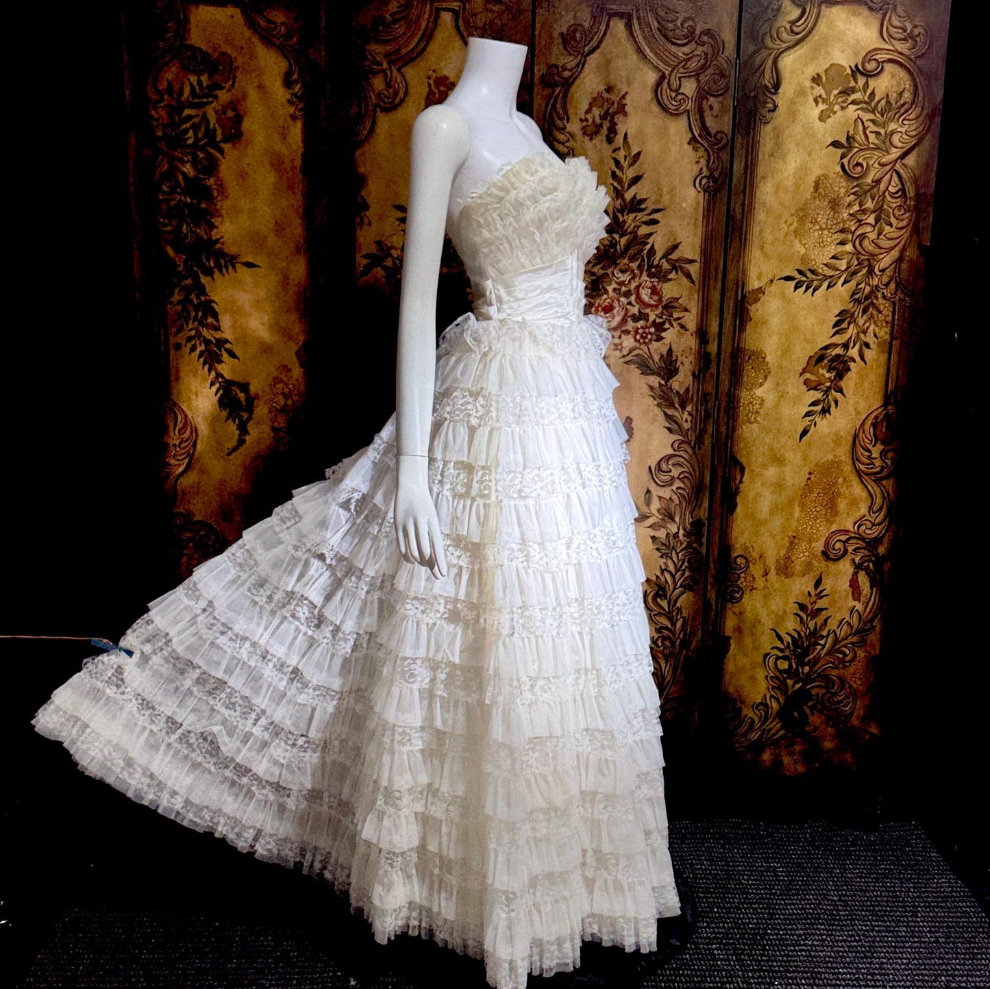 1950s vintage wedding gown, White ruffle tiered lace cupcake tulle meringue ball gown