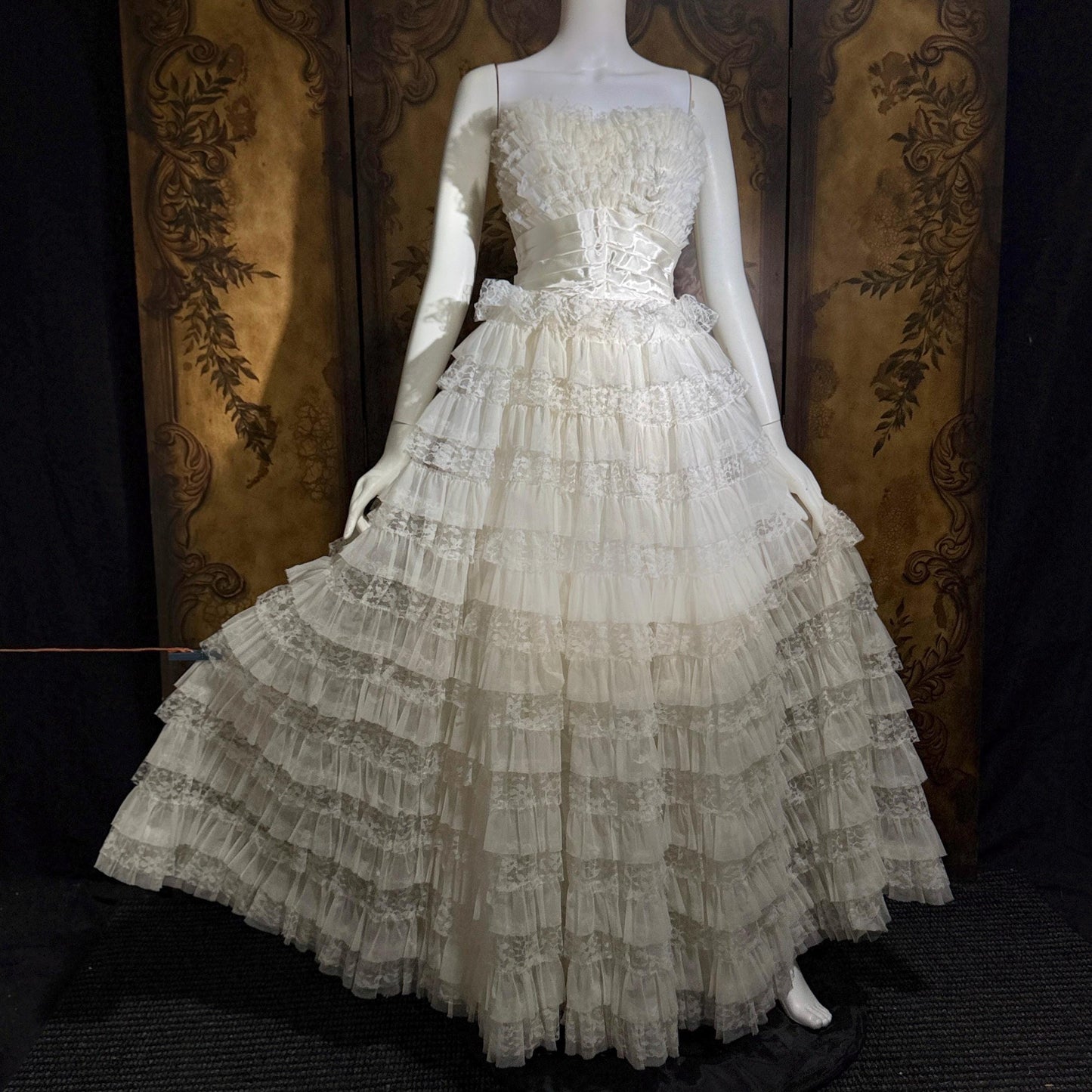 1950s vintage wedding gown, White ruffle tiered lace cupcake tulle meringue ball gown