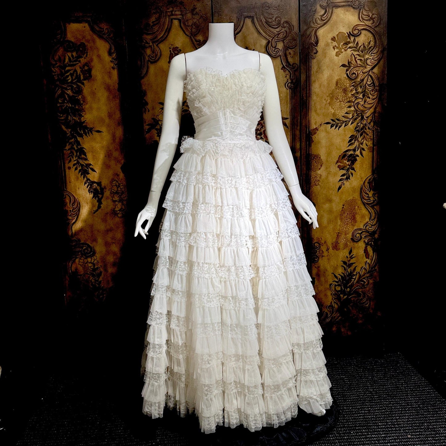 1950s vintage wedding gown, White ruffle tiered lace cupcake tulle meringue ball gown