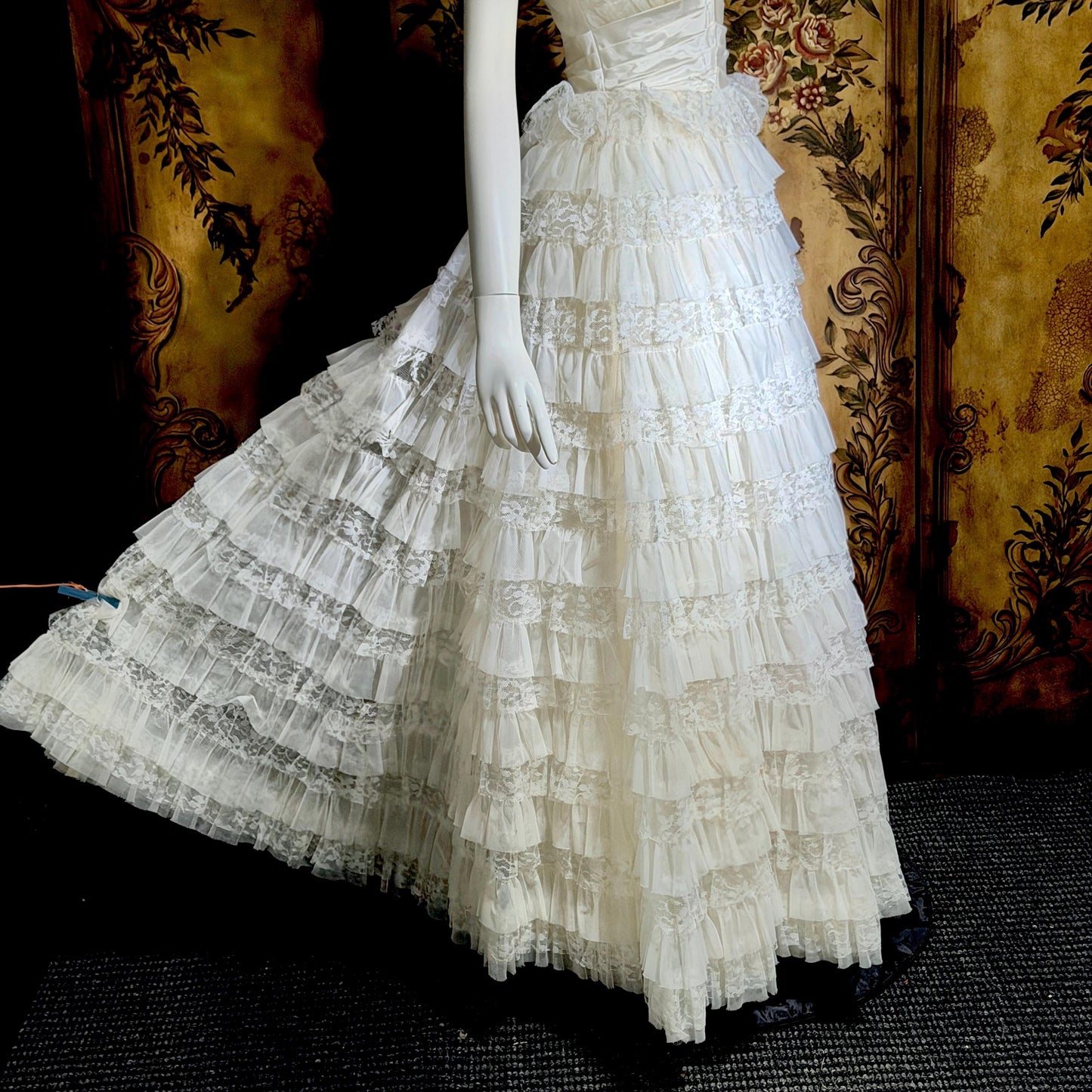 1950s vintage wedding gown, White ruffle tiered lace cupcake tulle meringue ball gown