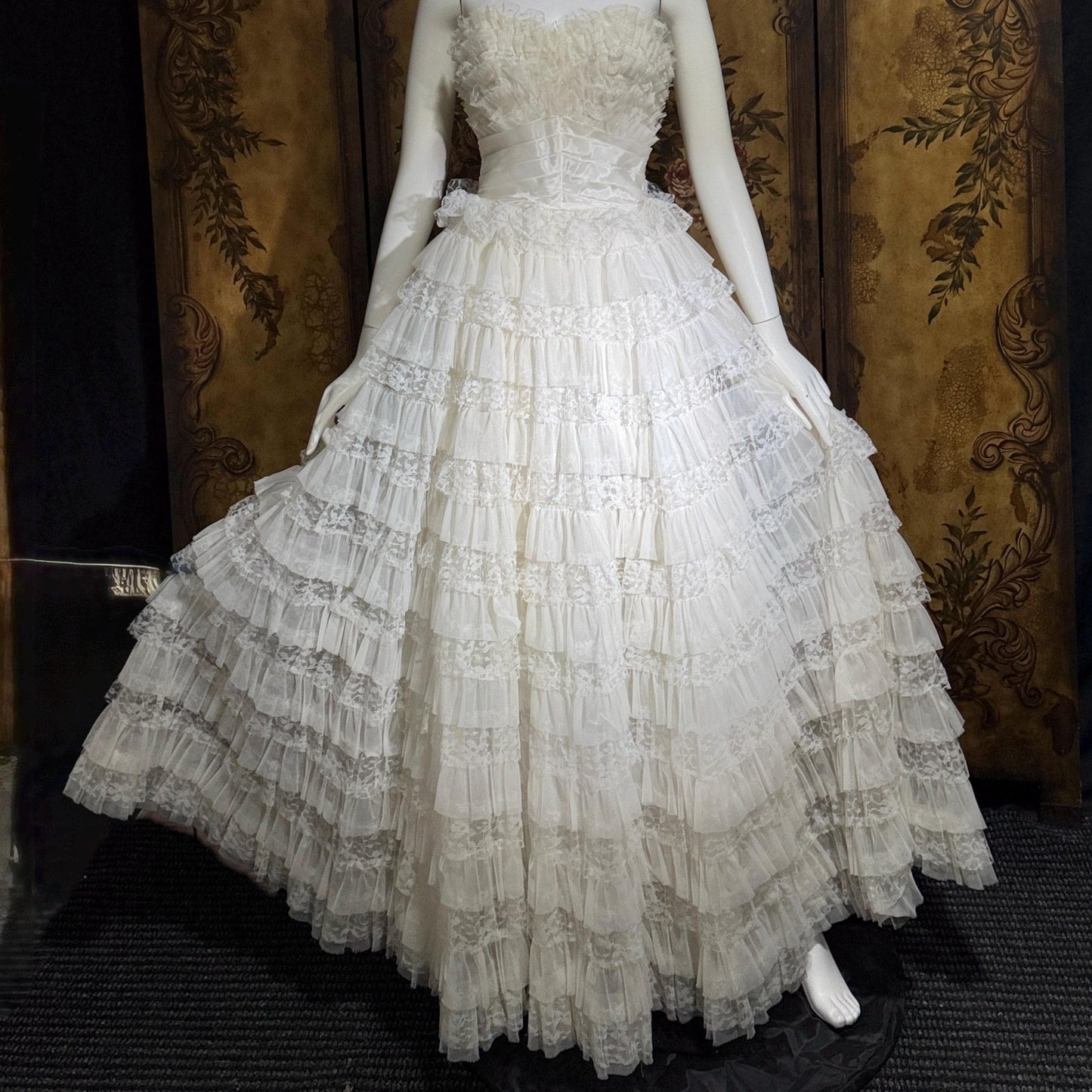 1950s vintage wedding gown, White ruffle tiered lace cupcake tulle meringue ball gown