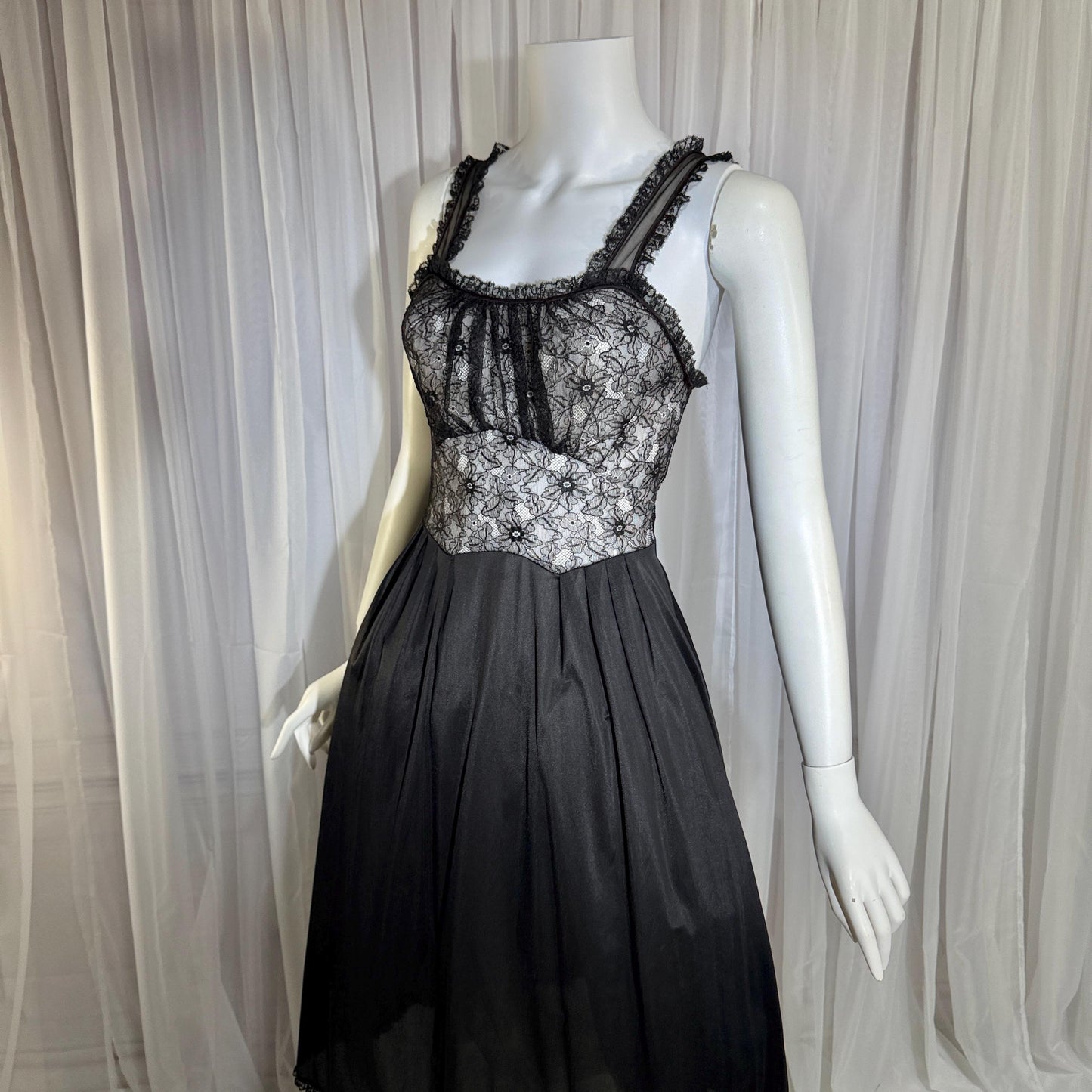 YOLANDE Vintage Nightgown Slip dress, 1950s Black Nylon short lingerie dress