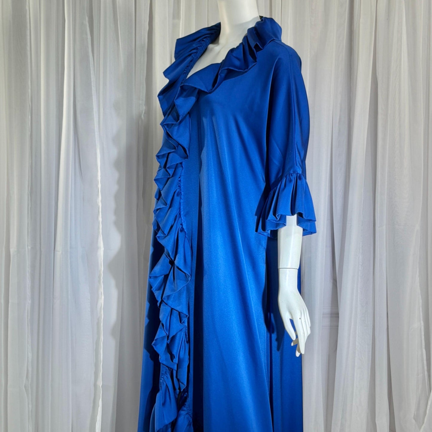 Vintage LUCIE ANN BEVERLY Hills Dressing gown robe, 1960s Blue ruffle lounging gown