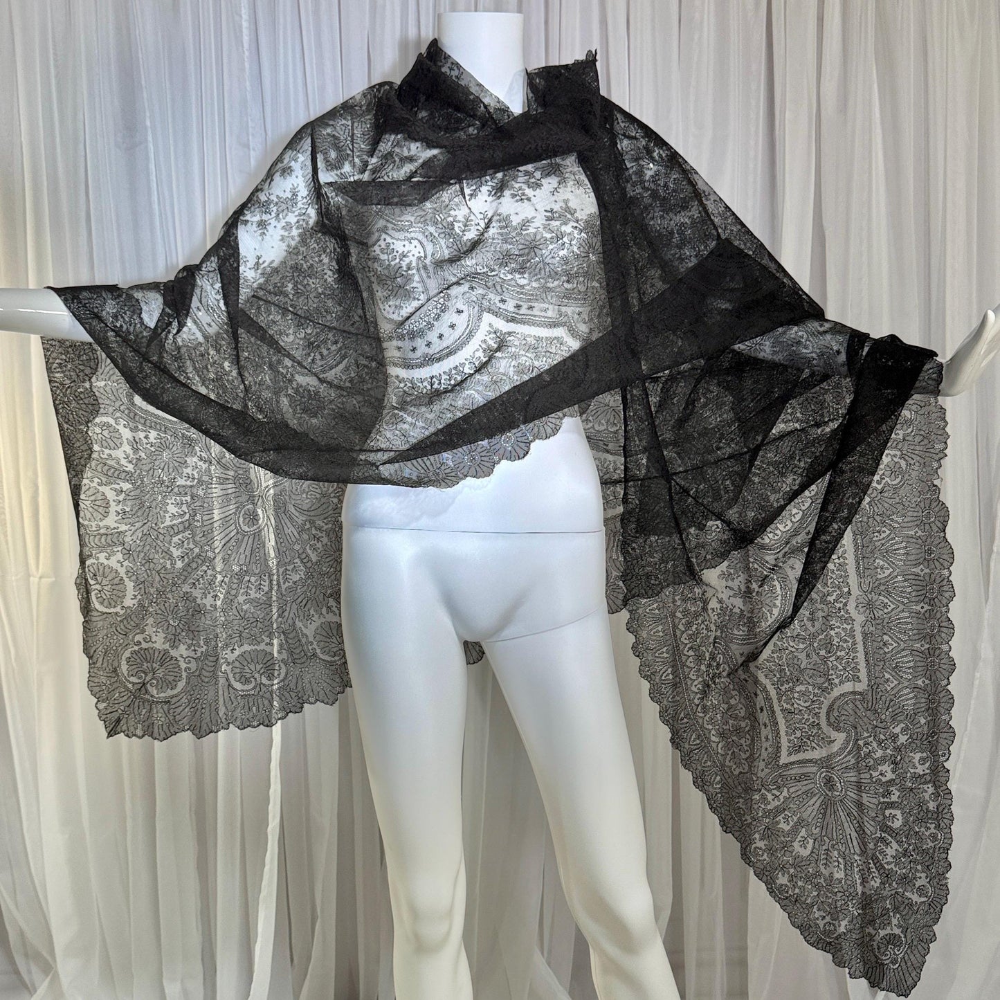 Victorian Antique Chantilly Lace shawl scarf, 1800s Black Shoulder Evening Wrap