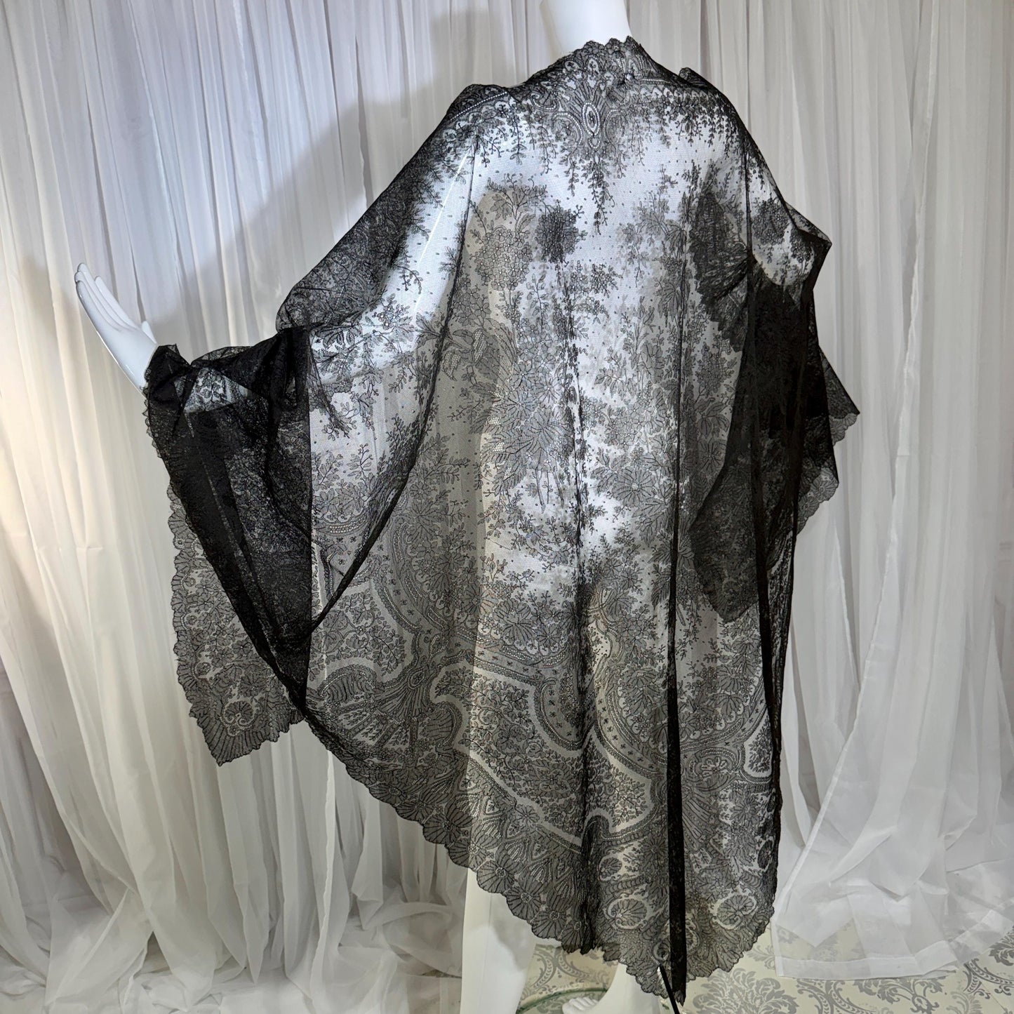 Victorian Antique Chantilly Lace shawl scarf, 1800s Black Shoulder Evening Wrap