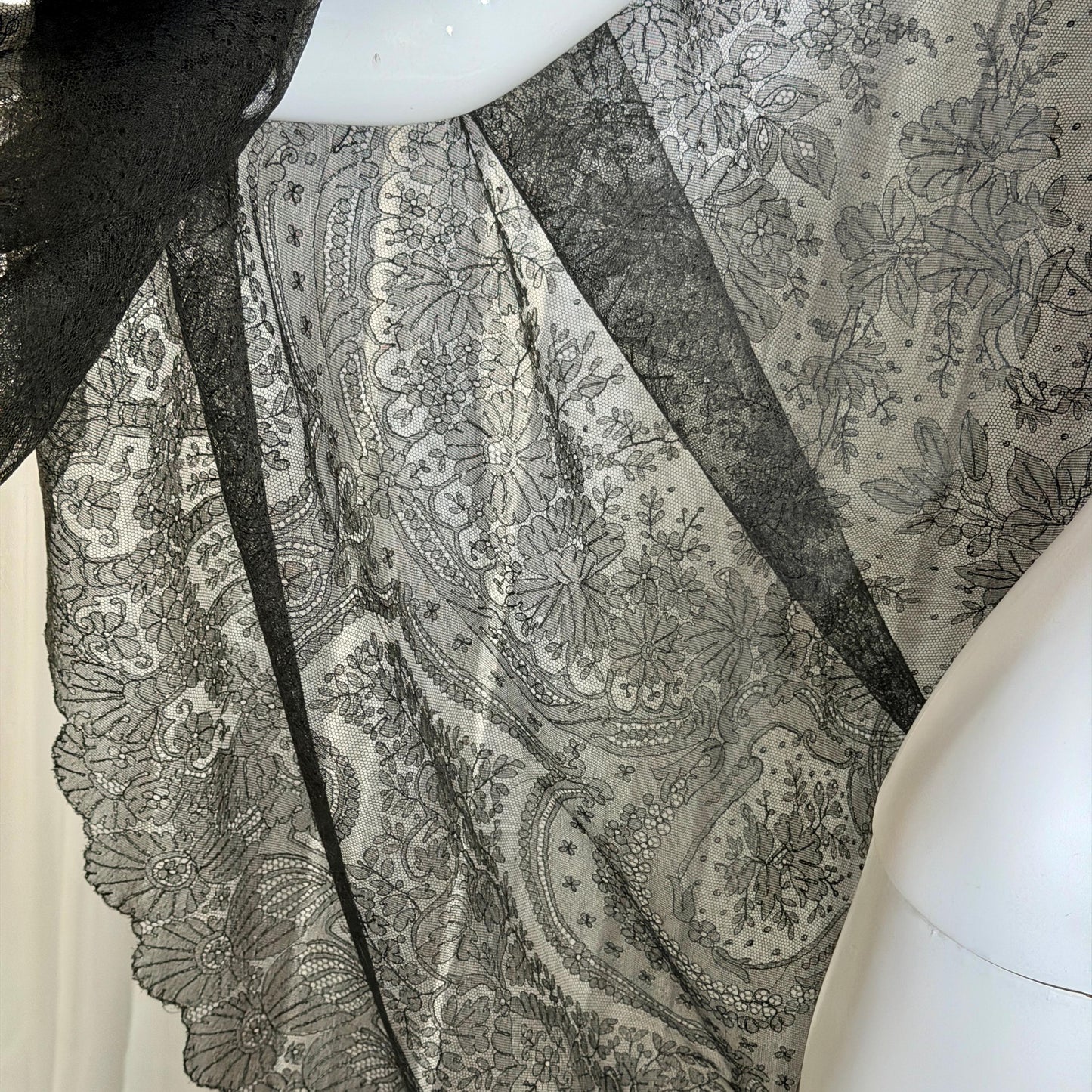 Victorian Antique Chantilly Lace shawl scarf, 1800s Black Shoulder Evening Wrap