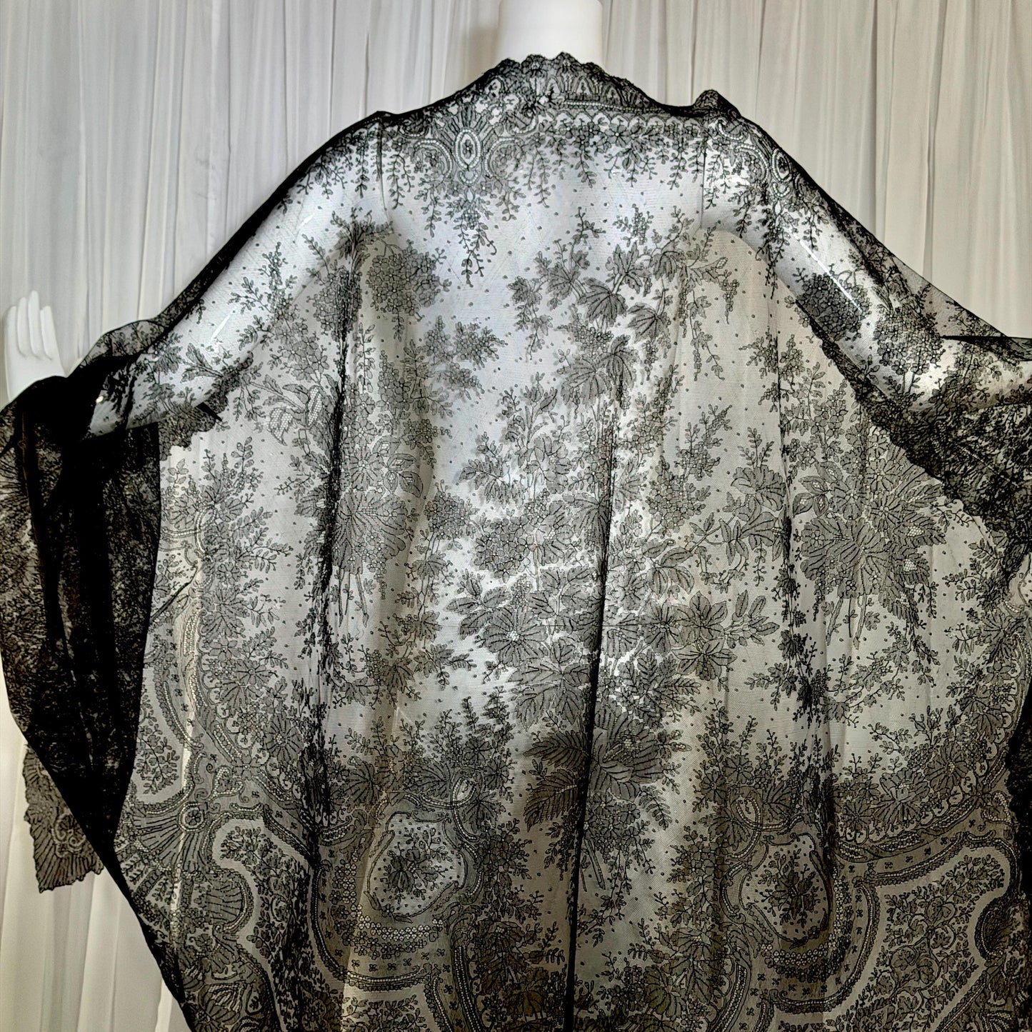 Victorian Antique Chantilly Lace shawl scarf, 1800s Black Shoulder Evening Wrap
