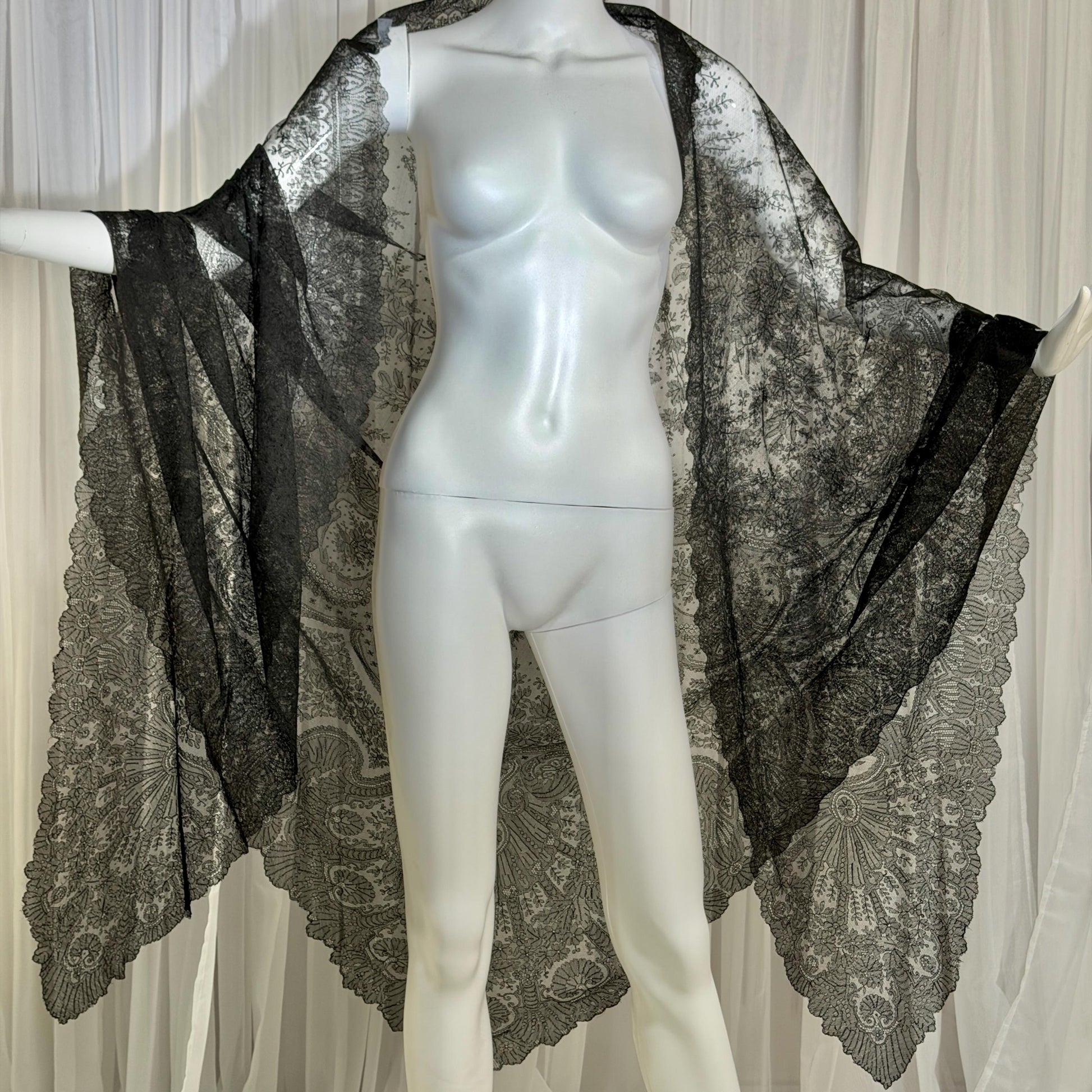 Victorian Antique Chantilly Lace shawl scarf, 1800s Black Shoulder Evening Wrap