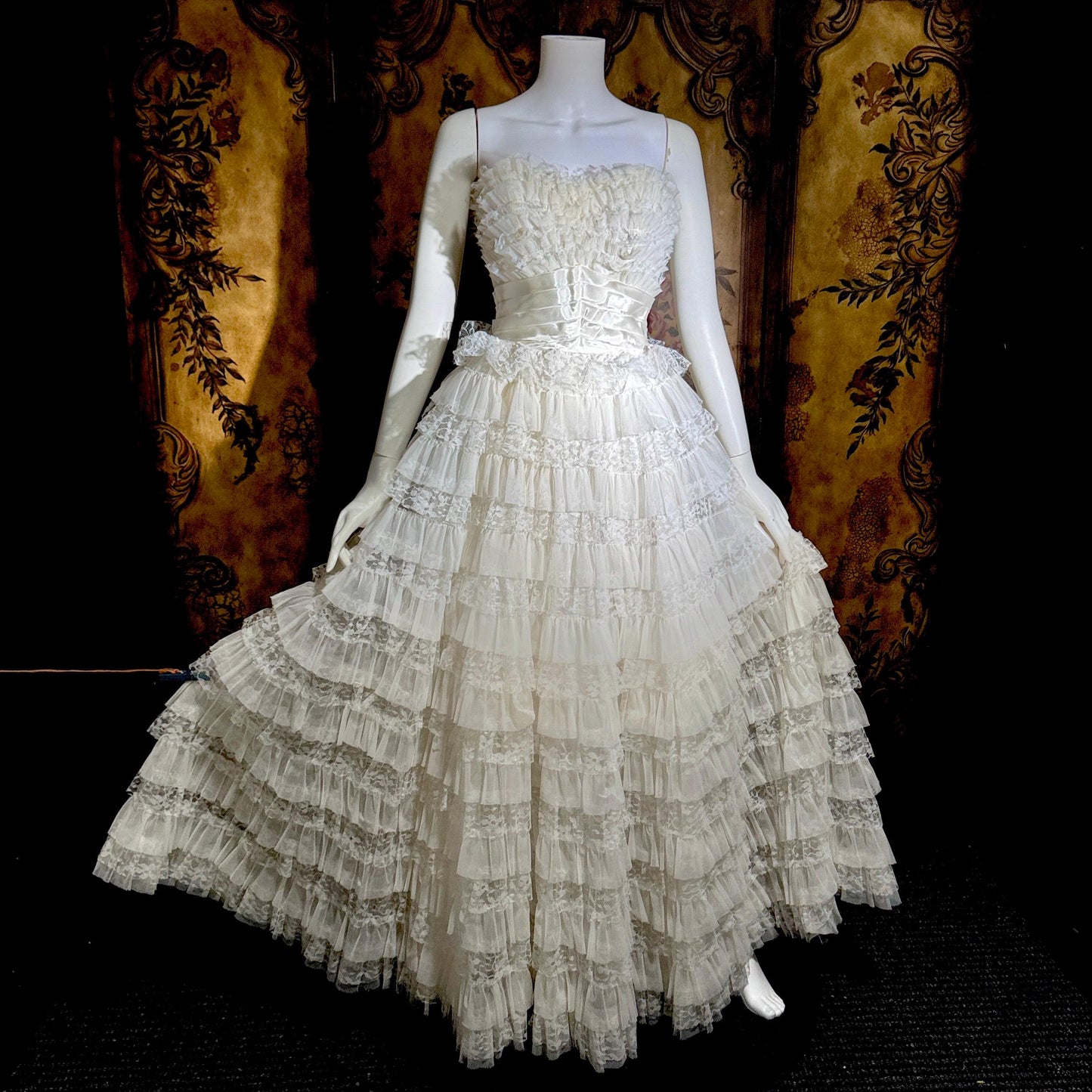 1950s vintage wedding gown, White ruffle tiered lace cupcake tulle meringue ball gown