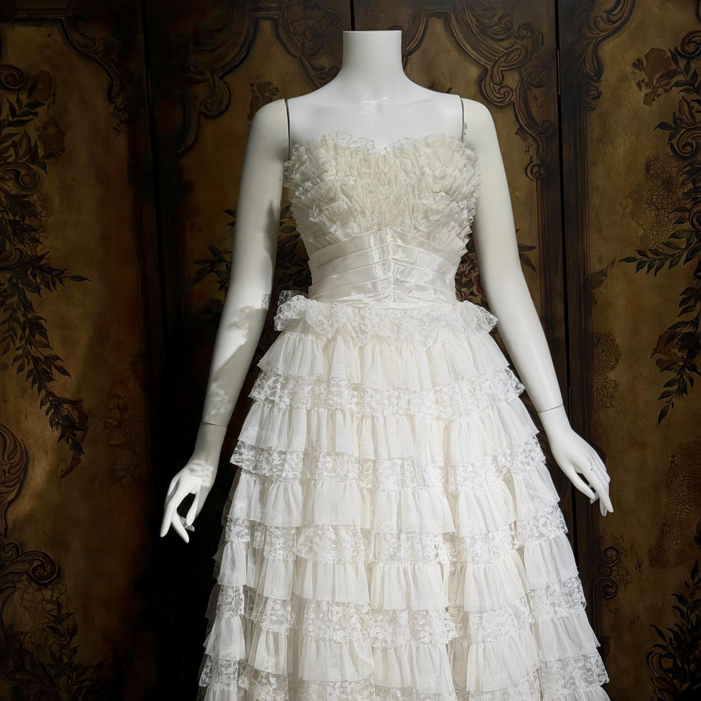 1950s vintage wedding gown, White ruffle tiered lace cupcake tulle meringue ball gown
