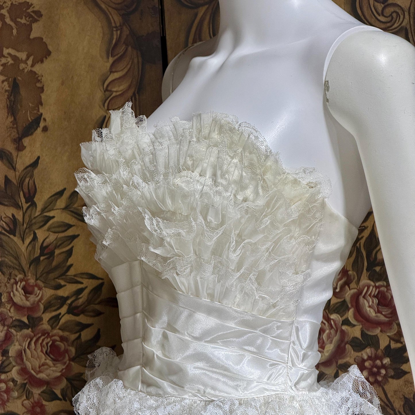 1950s vintage wedding gown, White ruffle tiered lace cupcake tulle meringue ball gown