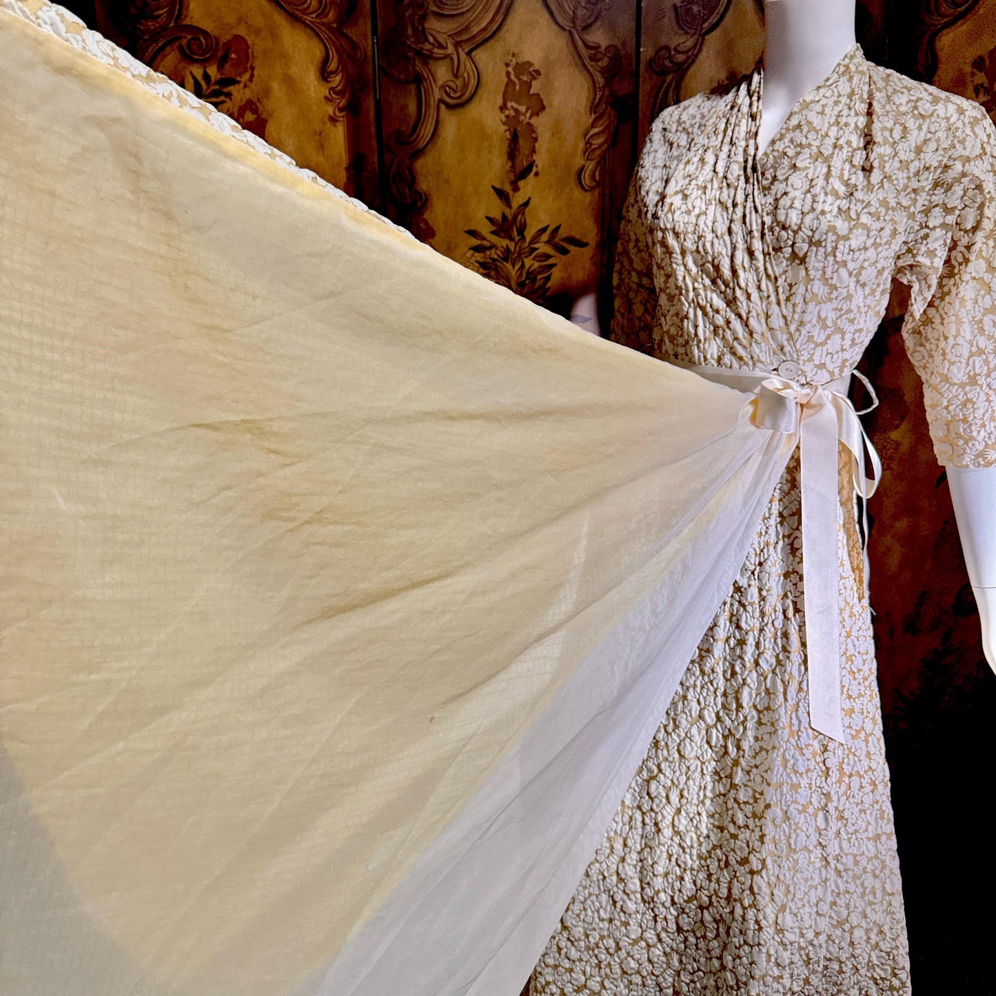 vintge 1940s dressing gown robe, EVELYN PEARSON Gold White full sweep wrap front housecoat hostess dress