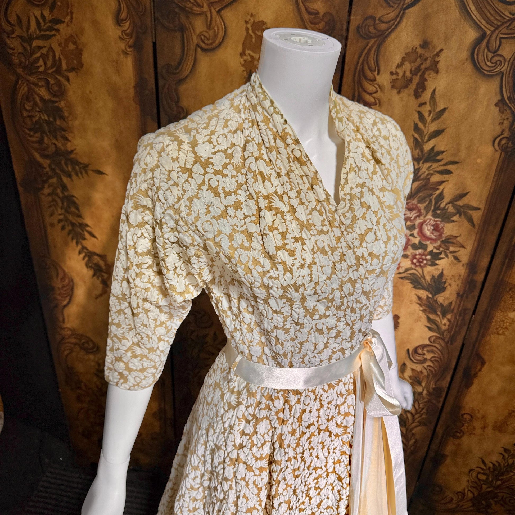 vintge 1940s dressing gown robe, EVELYN PEARSON Gold White full sweep wrap front housecoat hostess dress