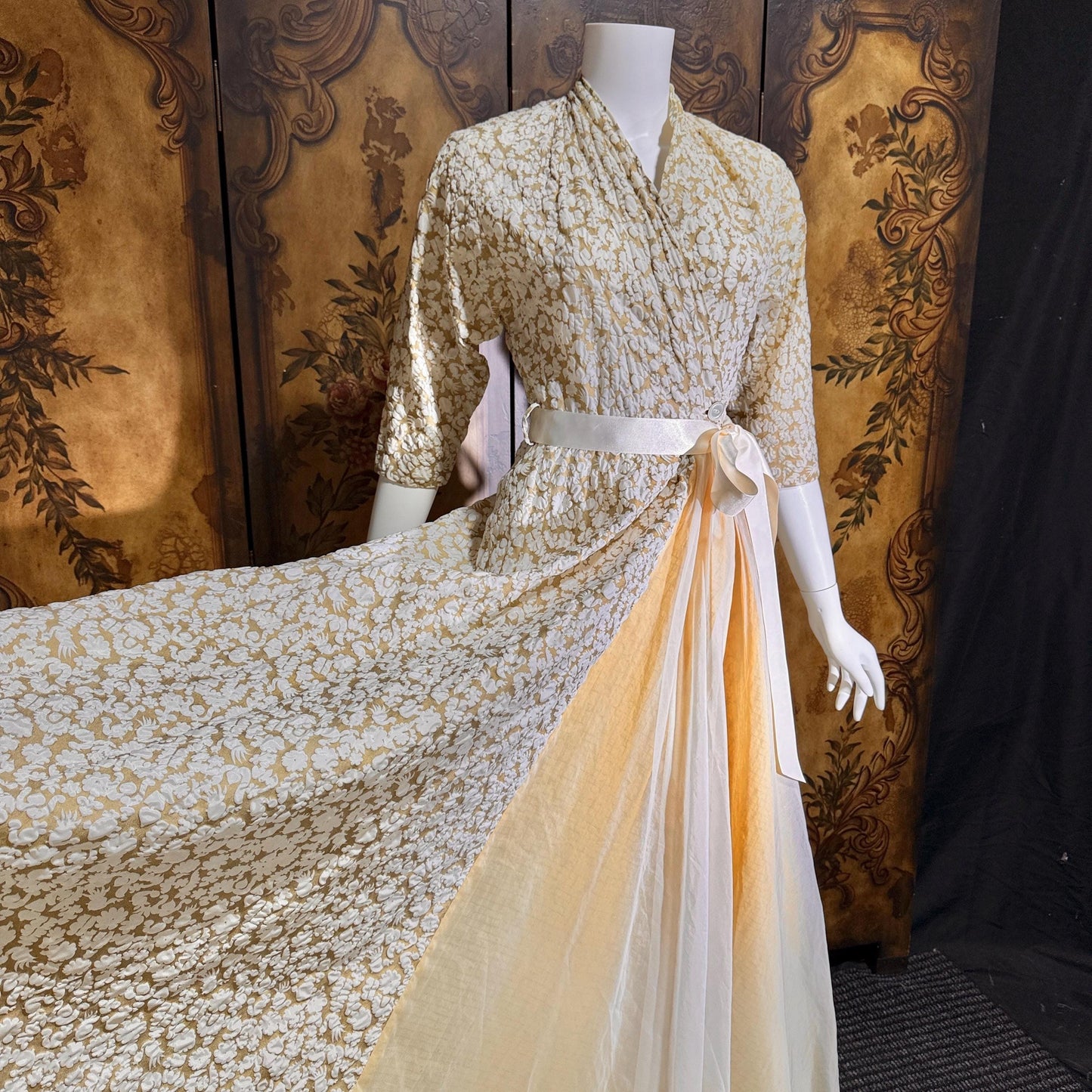 vintge 1940s dressing gown robe, EVELYN PEARSON Gold White full sweep wrap front housecoat hostess dress
