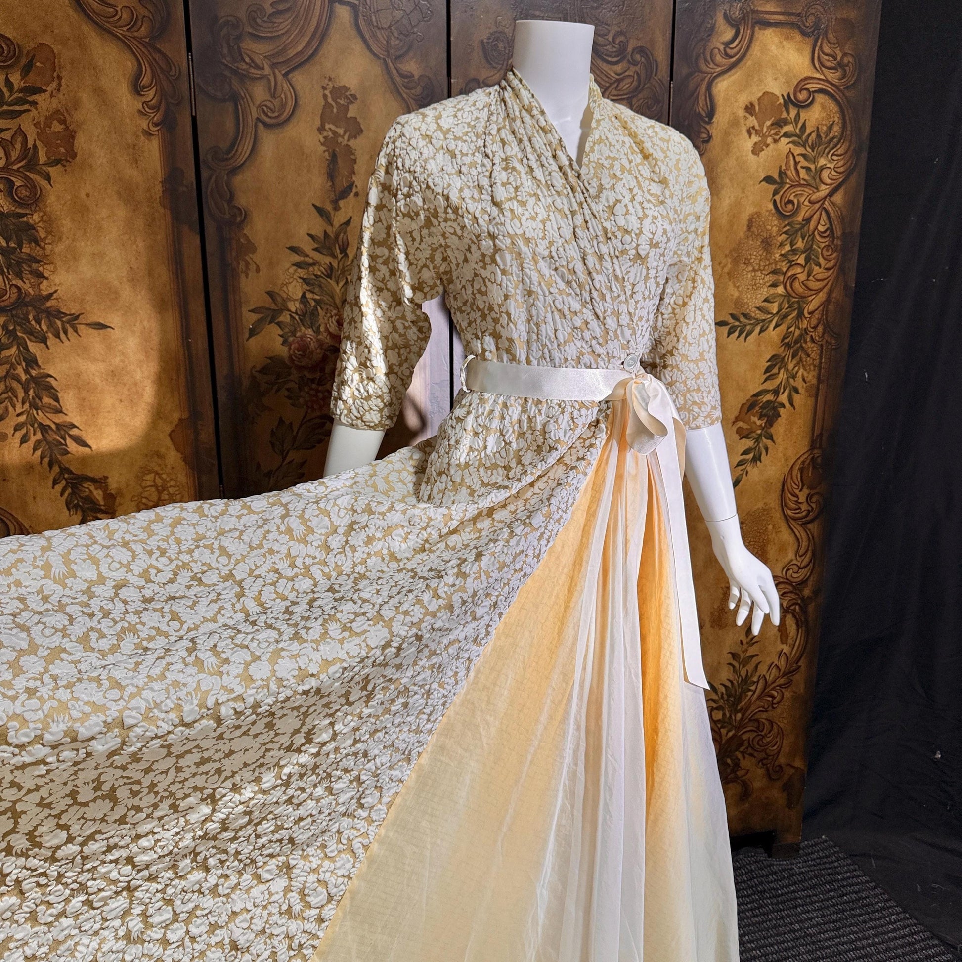 vintge 1940s dressing gown robe, EVELYN PEARSON Gold White full sweep wrap front housecoat hostess dress