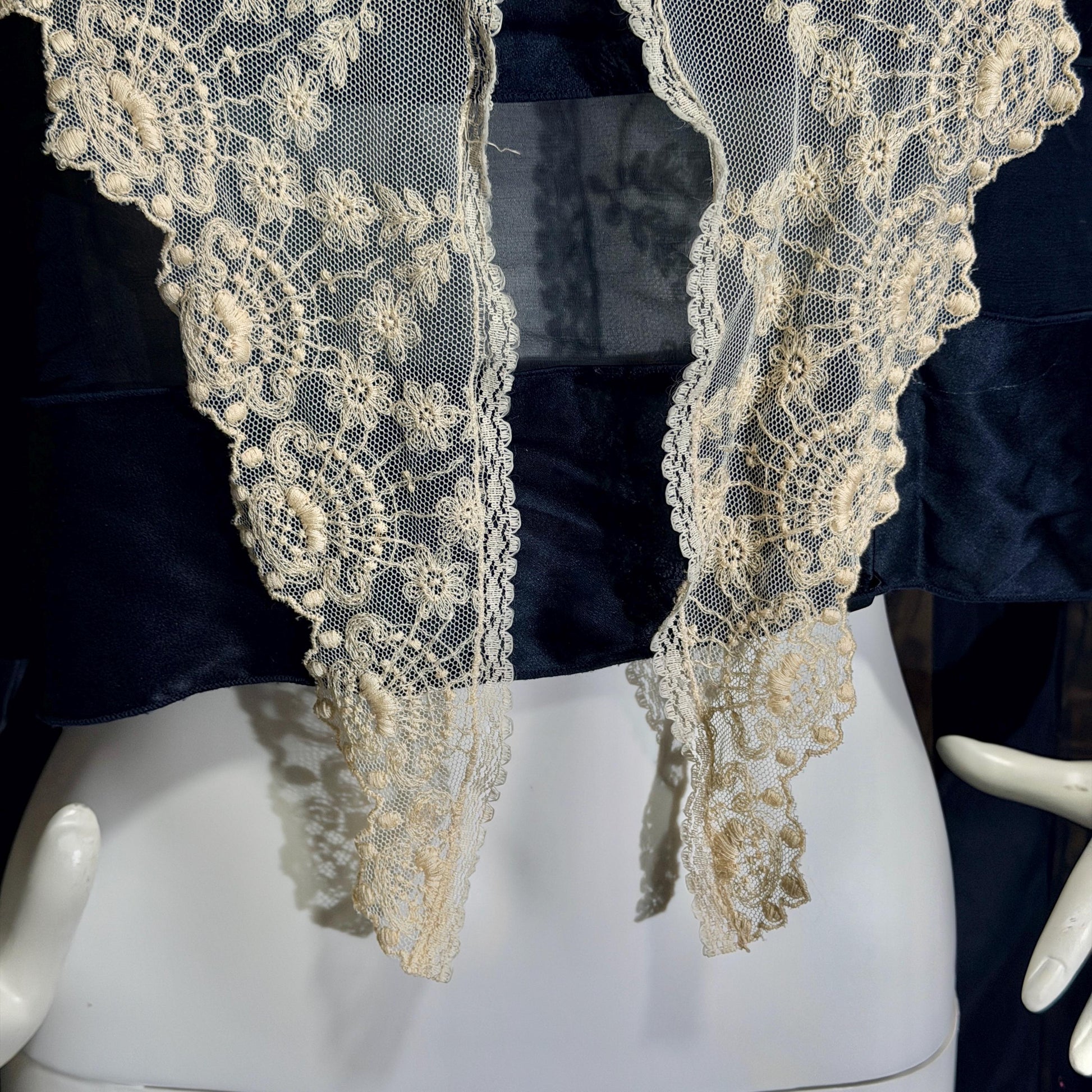 Antique Victorian lace collar, Edwardian Tambour Embroidered net lace